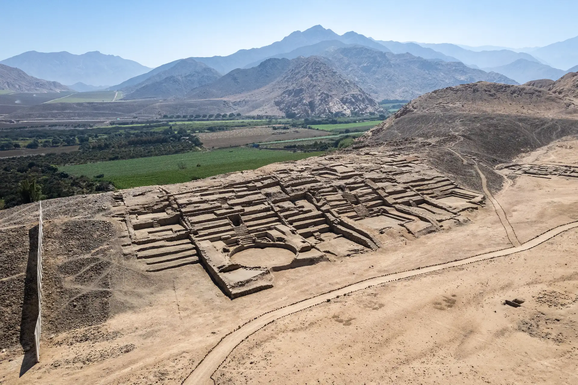 Ministerio de Cultura presenta hallazgo de objetos arqueológicos en Peñico, ciudad de la tradición Caral. En la imagen, edificio público mayor de la Mitad Alta de Peñico.
Foto: Mincul