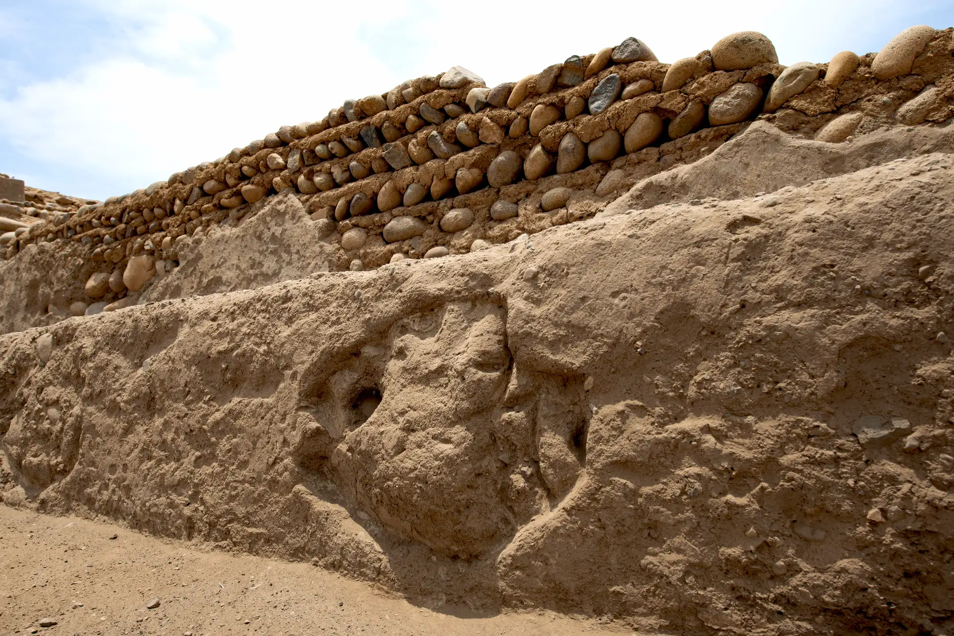 Ministerio de Cultura presenta hallazgo de objetos arqueológicos en Peñico, ciudad de la tradición Caral.Diseño de relieve de Pututu - Salón de los Pututus.
Foto: Mincul
