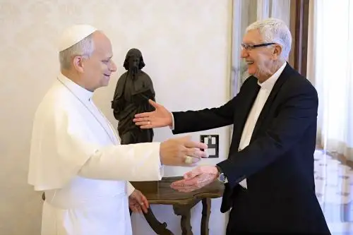 El papa León XIV recibió al arzobispo de Lima, cardenal Carlos Castillo, en audiencia privada en el Vaticano. Foto: ANDINA/Difusión.