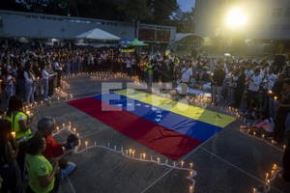 Un grupo de personas participó en una vigilia en honor las victimas de los terremotos este domingo, en Caracas (Venezuela). Foto: EFE