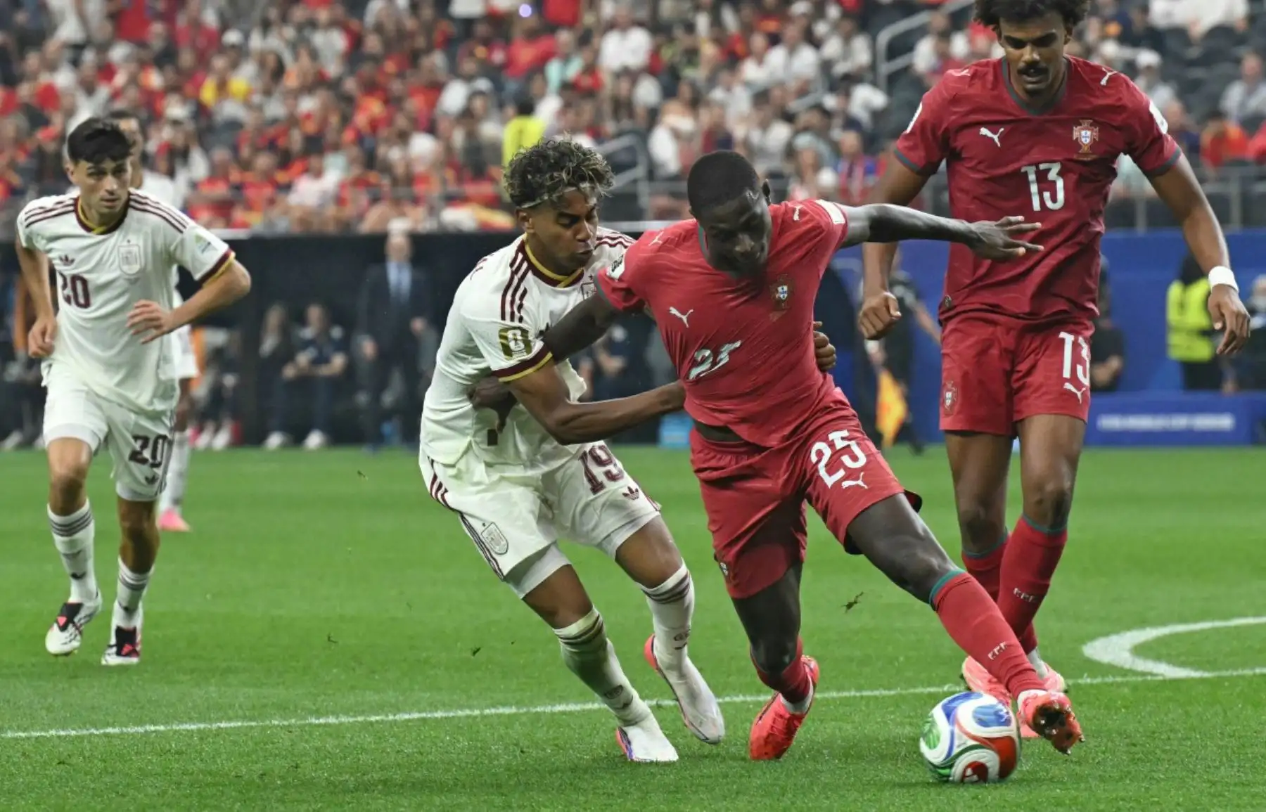 España venció 1-0 a Portugal con gol de Mikel Merino en los descuentos y avanzó a cuartos de final del Mundial 2026. El resultado deja fuera a Cristiano Ronaldo, leyenda deportiva, en el que sería su último partido mundialista tras convertirse en el primer futbolista en anotar en seis ediciones del torneo. Foto: ANDINA/AFP