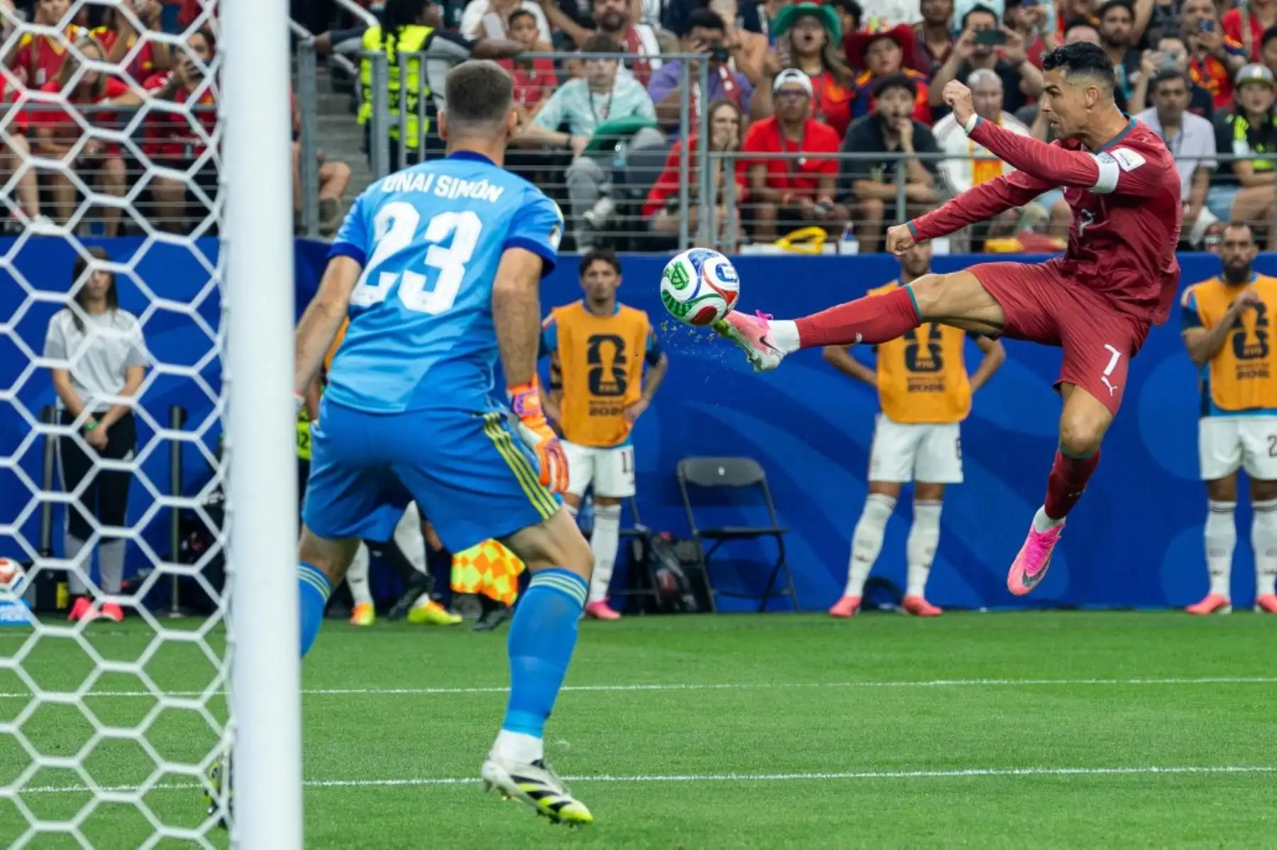 España venció 1-0 a Portugal con gol de Mikel Merino en los descuentos y avanzó a cuartos de final del Mundial 2026. El resultado deja fuera a Cristiano Ronaldo, leyenda deportiva, en el que sería su último partido mundialista tras convertirse en el primer futbolista en anotar en seis ediciones del torneo. Foto: ANDINA/AFP