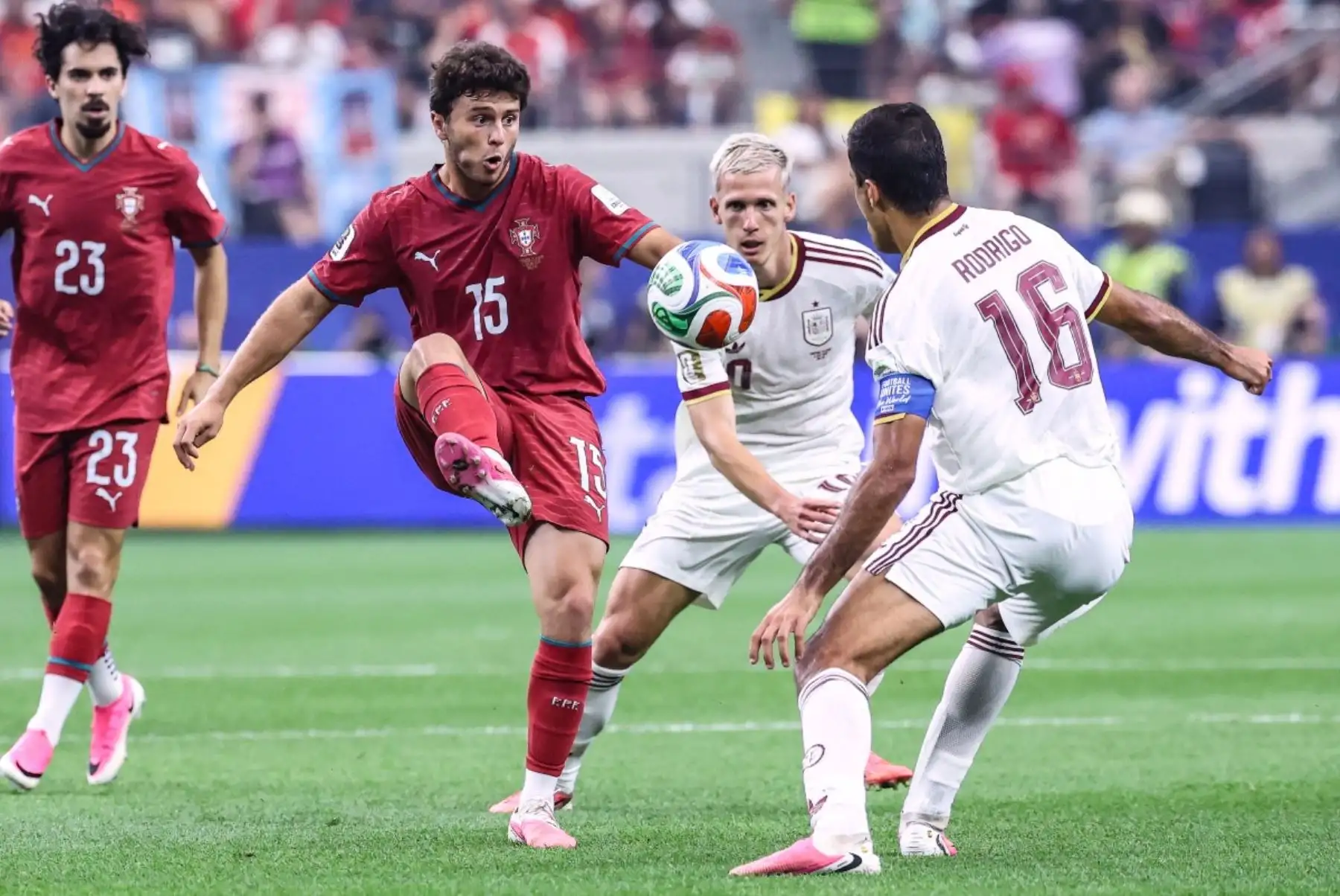 España venció 1-0 a Portugal con gol de Mikel Merino en los descuentos y avanzó a cuartos de final del Mundial 2026. El resultado deja fuera a Cristiano Ronaldo, leyenda deportiva, en el que sería su último partido mundialista tras convertirse en el primer futbolista en anotar en seis ediciones del torneo. Foto: ANDINA/AFP