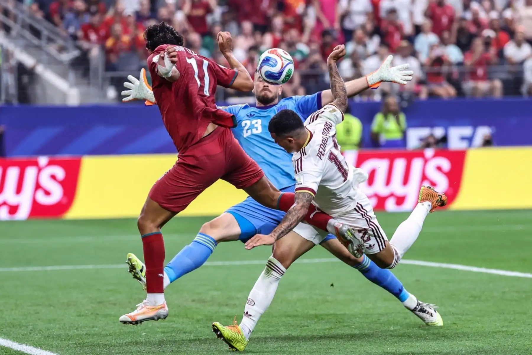 España venció 1-0 a Portugal con gol de Mikel Merino en los descuentos y avanzó a cuartos de final del Mundial 2026. El resultado deja fuera a Cristiano Ronaldo, leyenda deportiva, en el que sería su último partido mundialista tras convertirse en el primer futbolista en anotar en seis ediciones del torneo. Foto: ANDINA/AFP
