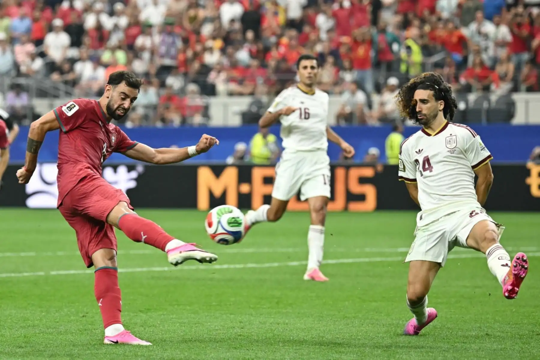 España venció 1-0 a Portugal con gol de Mikel Merino en los descuentos y avanzó a cuartos de final del Mundial 2026. El resultado deja fuera a Cristiano Ronaldo, leyenda deportiva, en el que sería su último partido mundialista tras convertirse en el primer futbolista en anotar en seis ediciones del torneo. Foto: ANDINA/AFP