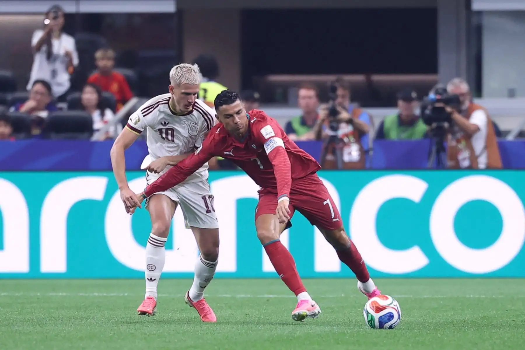 España venció 1-0 a Portugal con gol de Mikel Merino en los descuentos y avanzó a cuartos de final del Mundial 2026. El resultado deja fuera a Cristiano Ronaldo, leyenda deportiva, en el que sería su último partido mundialista tras convertirse en el primer futbolista en anotar en seis ediciones del torneo. Foto: ANDINA/AFP