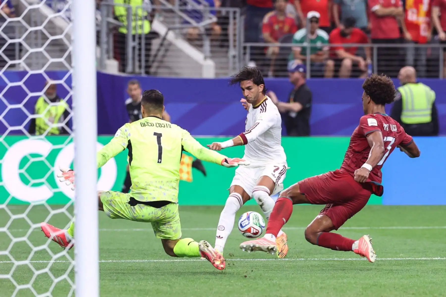 España venció 1-0 a Portugal con gol de Mikel Merino en los descuentos y avanzó a cuartos de final del Mundial 2026. El resultado deja fuera a Cristiano Ronaldo, leyenda deportiva, en el que sería su último partido mundialista tras convertirse en el primer futbolista en anotar en seis ediciones del torneo. Foto: ANDINA/AFP