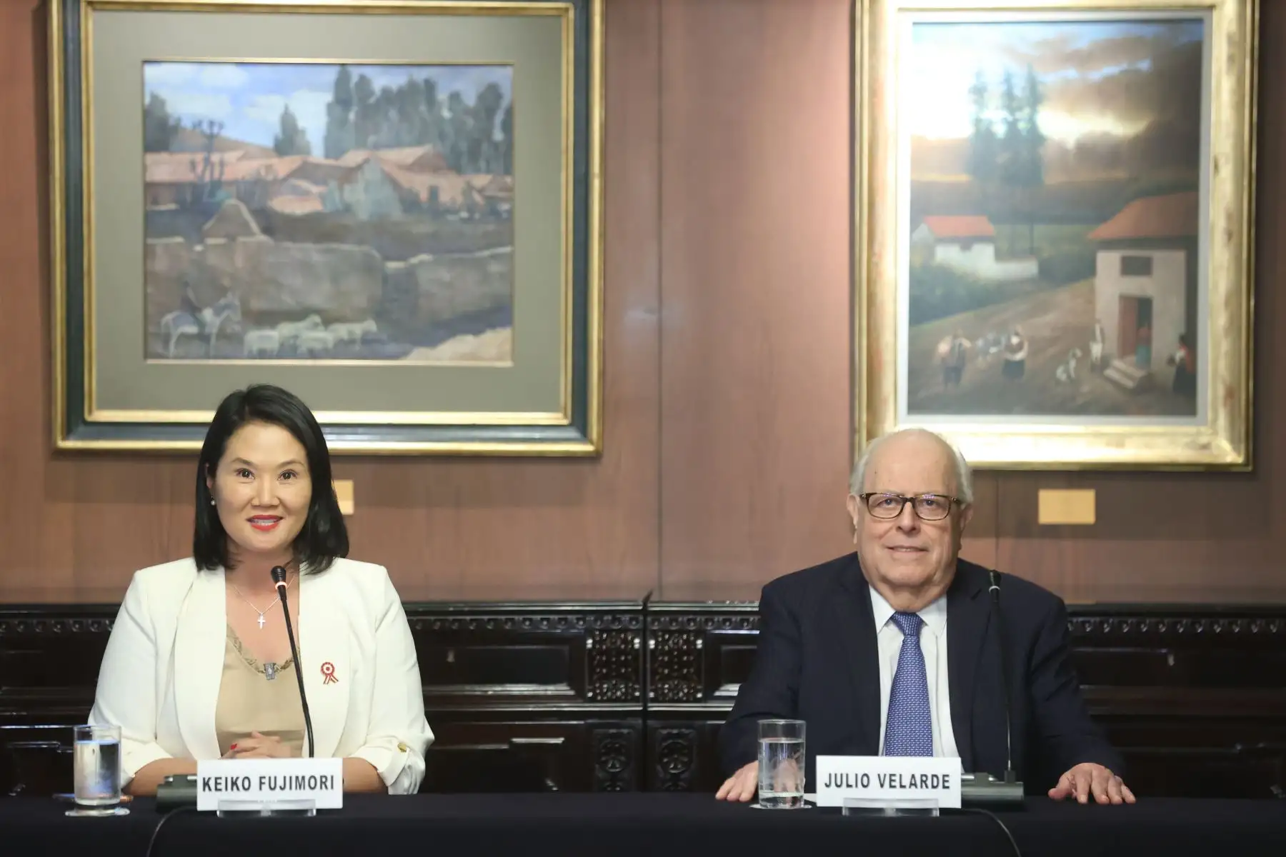 Julio Velarde aceptó continuar al frente del Banco Central de Reserva, a pedido de la presidenta electa Keiko Fujimori, quien le propuso mantenerse en el cargo por cinco años desde el 28 de julio. Fujimori destacó la estabilidad monetaria y las bajas cifras de inflación durante su gestión. Foto: ANDINA/Melina Mejía