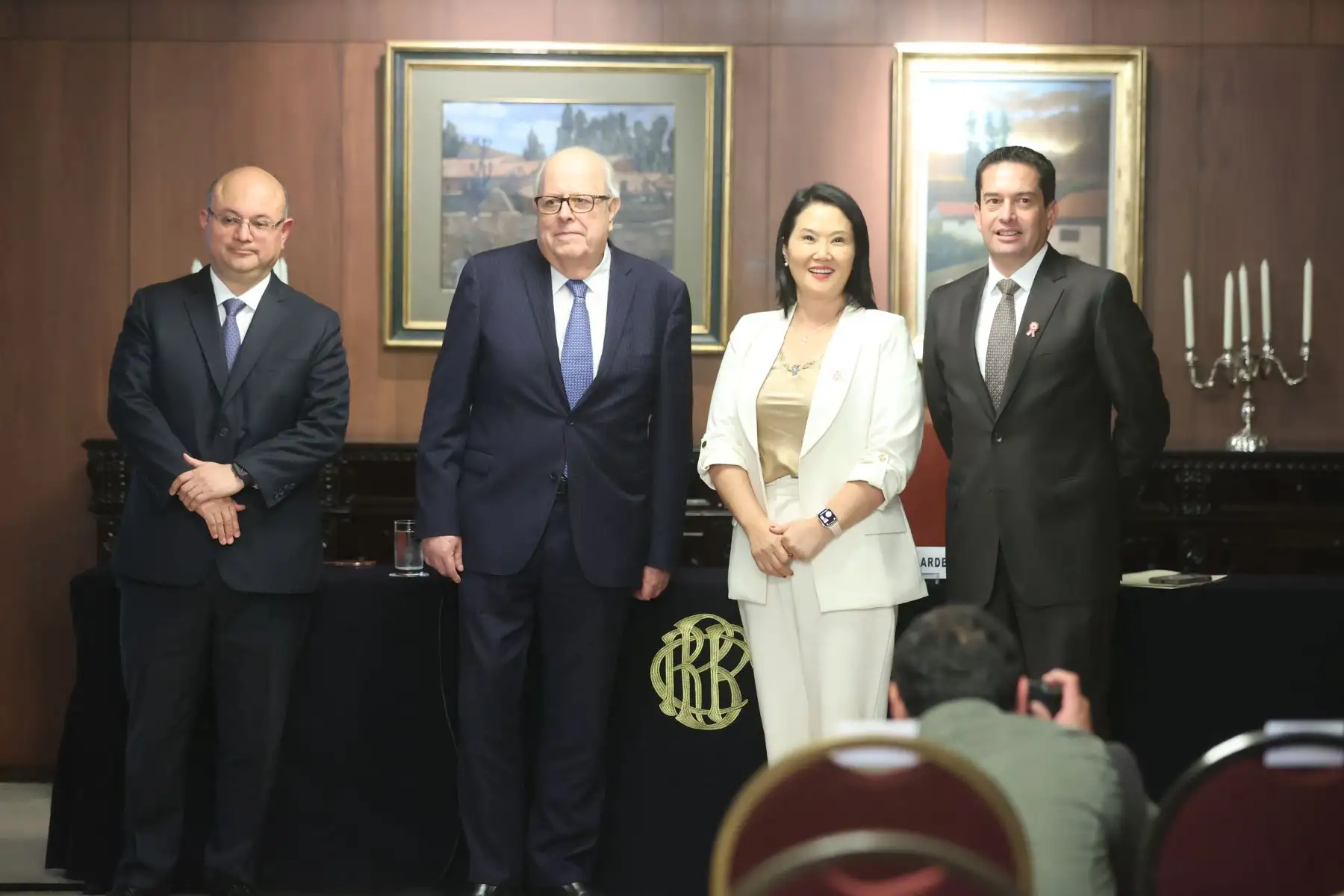 Julio Velarde aceptó continuar al frente del Banco Central de Reserva, a pedido de la presidenta electa Keiko Fujimori, quien le propuso mantenerse en el cargo por cinco años desde el 28 de julio. Fujimori destacó la estabilidad monetaria y las bajas cifras de inflación durante su gestión. Foto: ANDINA/Melina Mejía