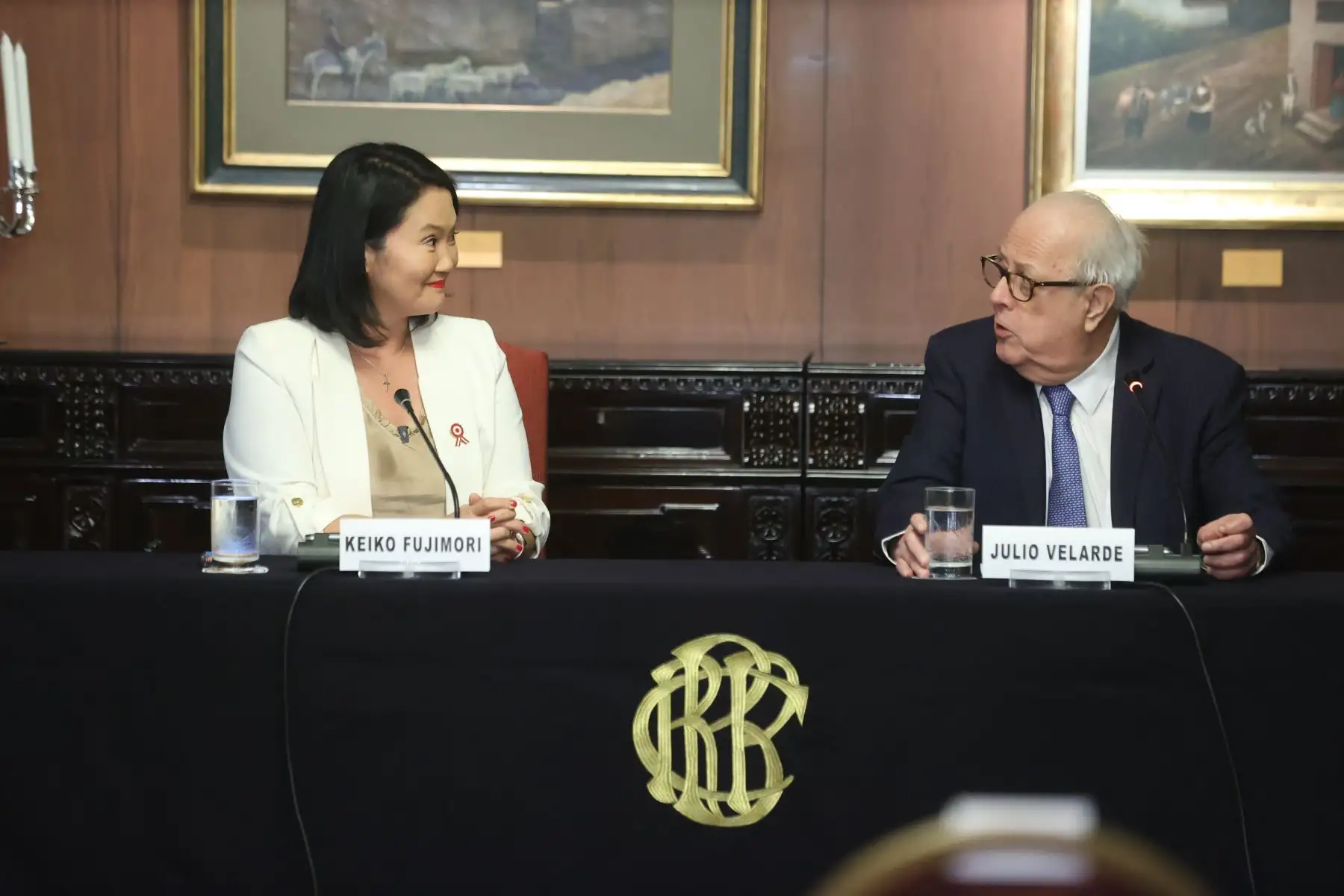 Julio Velarde aceptó continuar al frente del Banco Central de Reserva, a pedido de la presidenta electa Keiko Fujimori, quien le propuso mantenerse en el cargo por cinco años desde el 28 de julio. Fujimori destacó la estabilidad monetaria y las bajas cifras de inflación durante su gestión. Foto: ANDINA/Melina Mejía