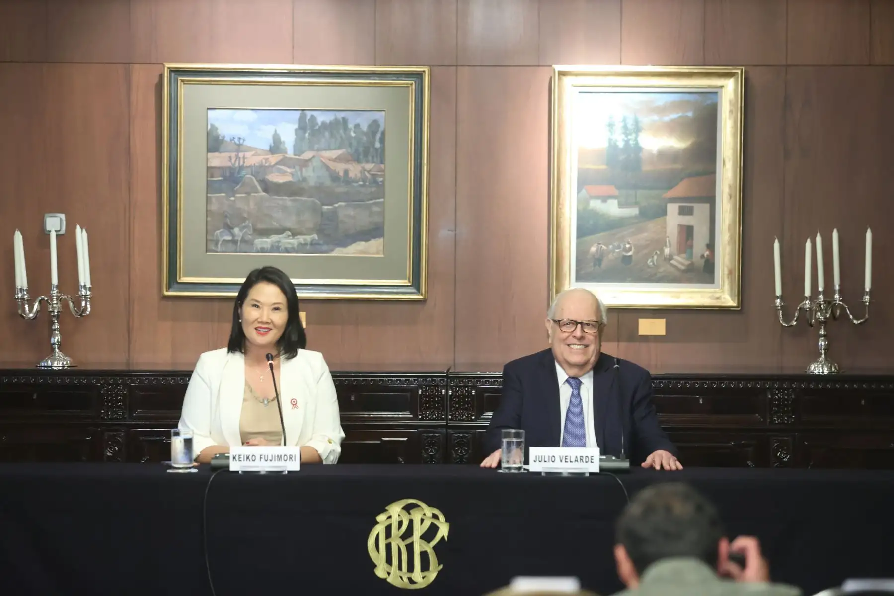 Julio Velarde aceptó continuar al frente del Banco Central de Reserva, a pedido de la presidenta electa Keiko Fujimori, quien le propuso mantenerse en el cargo por cinco años desde el 28 de julio. Fujimori destacó la estabilidad monetaria y las bajas cifras de inflación durante su gestión. Foto: ANDINA/Melina Mejía
