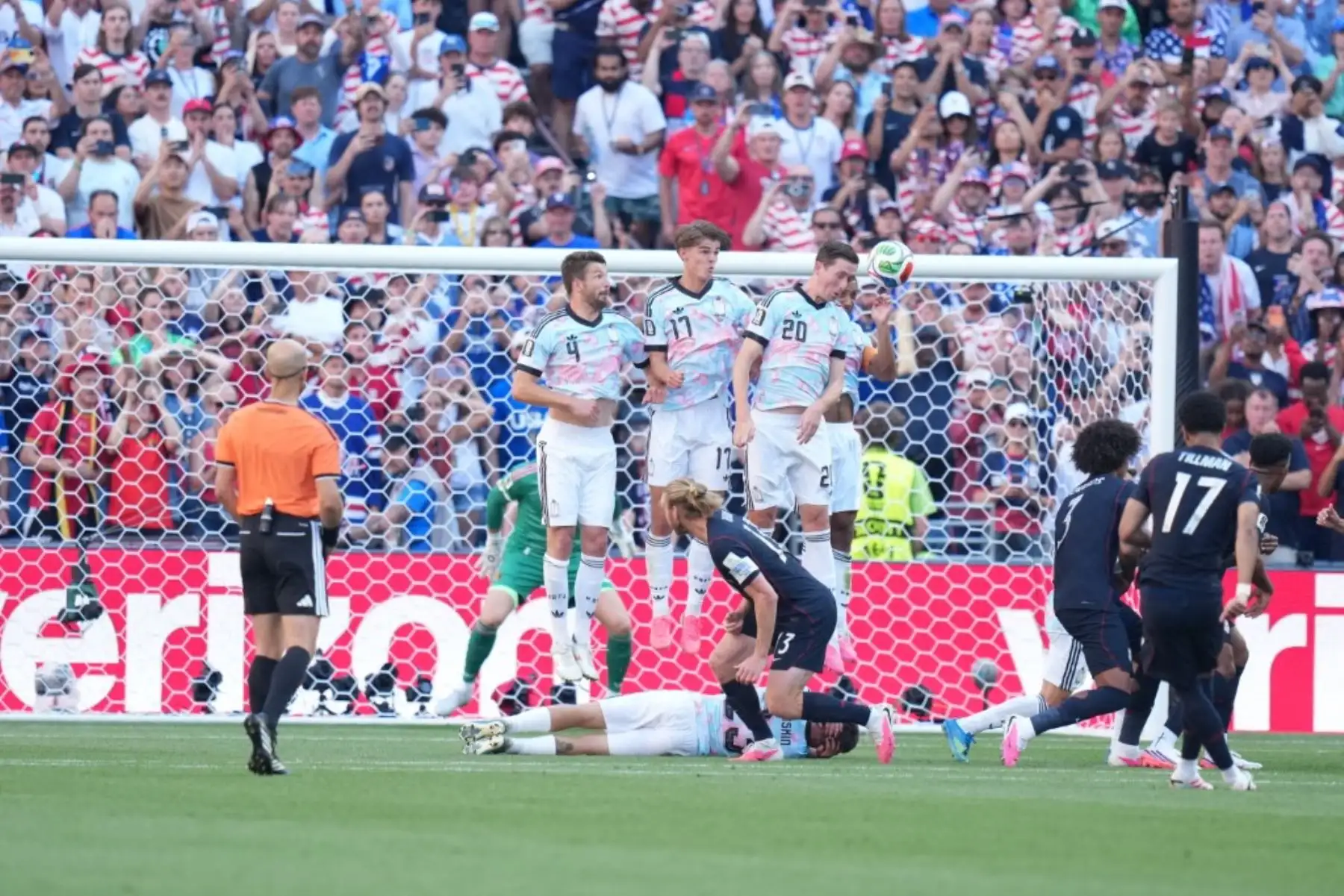 Bélgica derrotó 4-1 a Estados Unidos en los octavos de final del Mundial 2026 y avanzó a cuartos, instancia en la que enfrentará a España. Charles De Ketelaere anotó un doblete, mientras que Hans Vanaken y Romelu Lukaku completaron la goleada; Malik Tillman descontó para el equipo local. Foto: AFP.