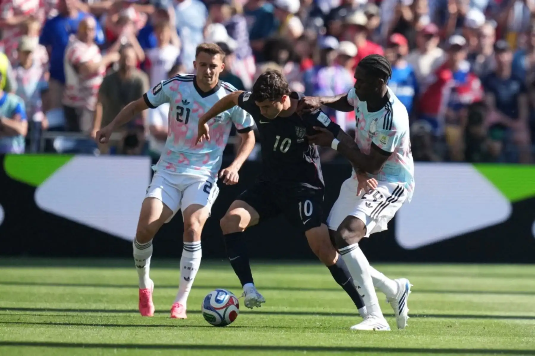 Bélgica derrotó 4-1 a Estados Unidos en los octavos de final del Mundial 2026 y avanzó a cuartos, instancia en la que enfrentará a España. Charles De Ketelaere anotó un doblete, mientras que Hans Vanaken y Romelu Lukaku completaron la goleada; Malik Tillman descontó para el equipo local. Foto: AFP.
