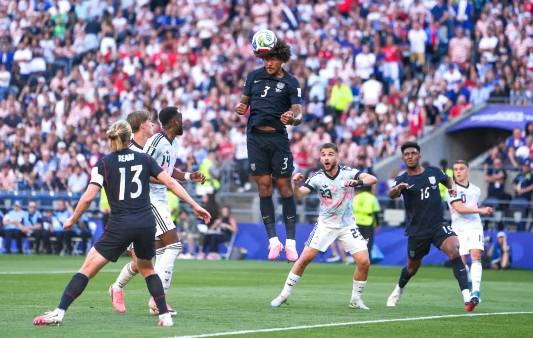 Bélgica derrotó 4-1 a Estados Unidos en los octavos de final del Mundial 2026 y avanzó a cuartos, instancia en la que enfrentará a España. Charles De Ketelaere anotó un doblete, mientras que Hans Vanaken y Romelu Lukaku completaron la goleada; Malik Tillman descontó para el equipo local. Foto: AFP.