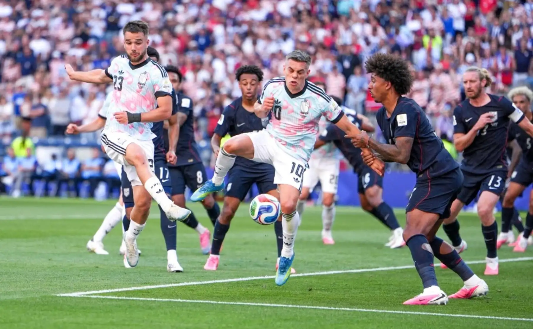 Bélgica derrotó 4-1 a Estados Unidos en los octavos de final del Mundial 2026 y avanzó a cuartos, instancia en la que enfrentará a España. Charles De Ketelaere anotó un doblete, mientras que Hans Vanaken y Romelu Lukaku completaron la goleada; Malik Tillman descontó para el equipo local. Foto: AFP.