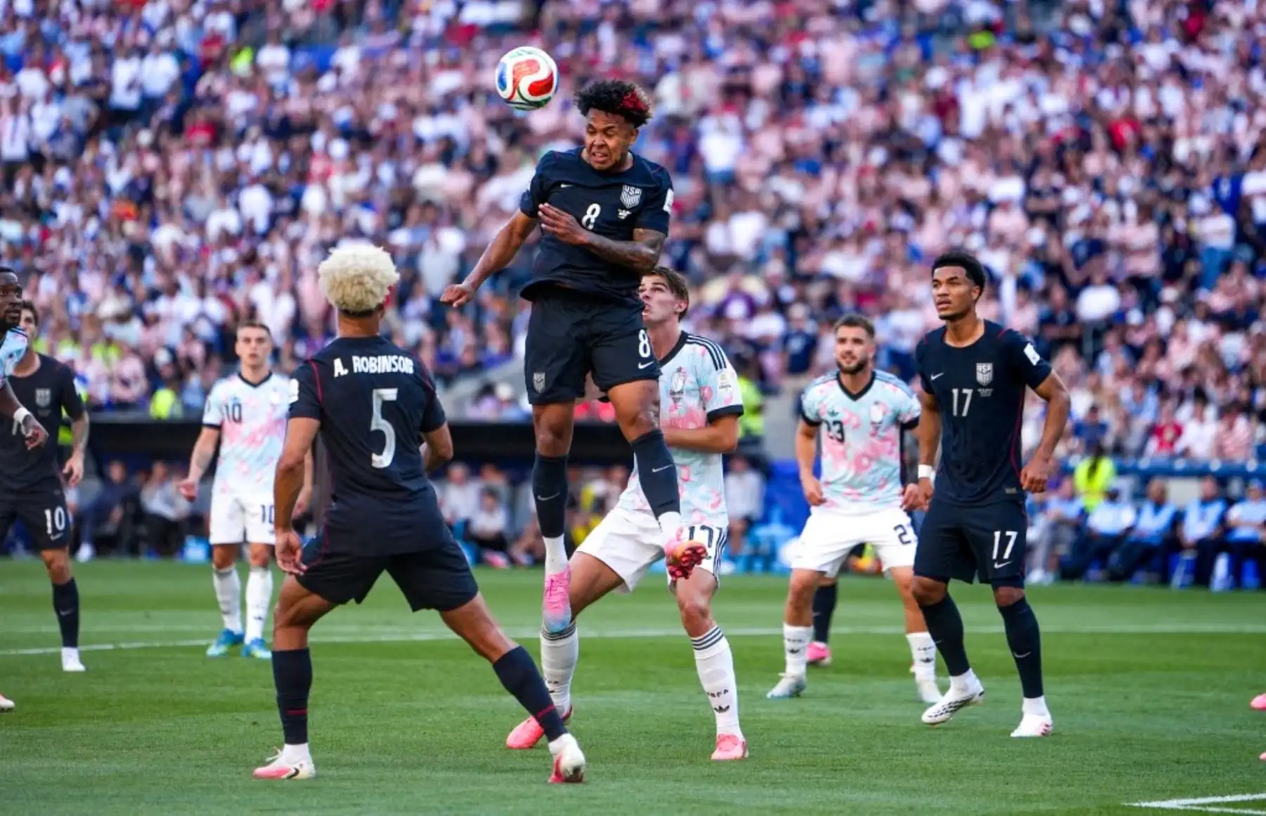 Bélgica derrotó 4-1 a Estados Unidos en los octavos de final del Mundial 2026 y avanzó a cuartos, instancia en la que enfrentará a España. Charles De Ketelaere anotó un doblete, mientras que Hans Vanaken y Romelu Lukaku completaron la goleada; Malik Tillman descontó para el equipo local. Foto: AFP.