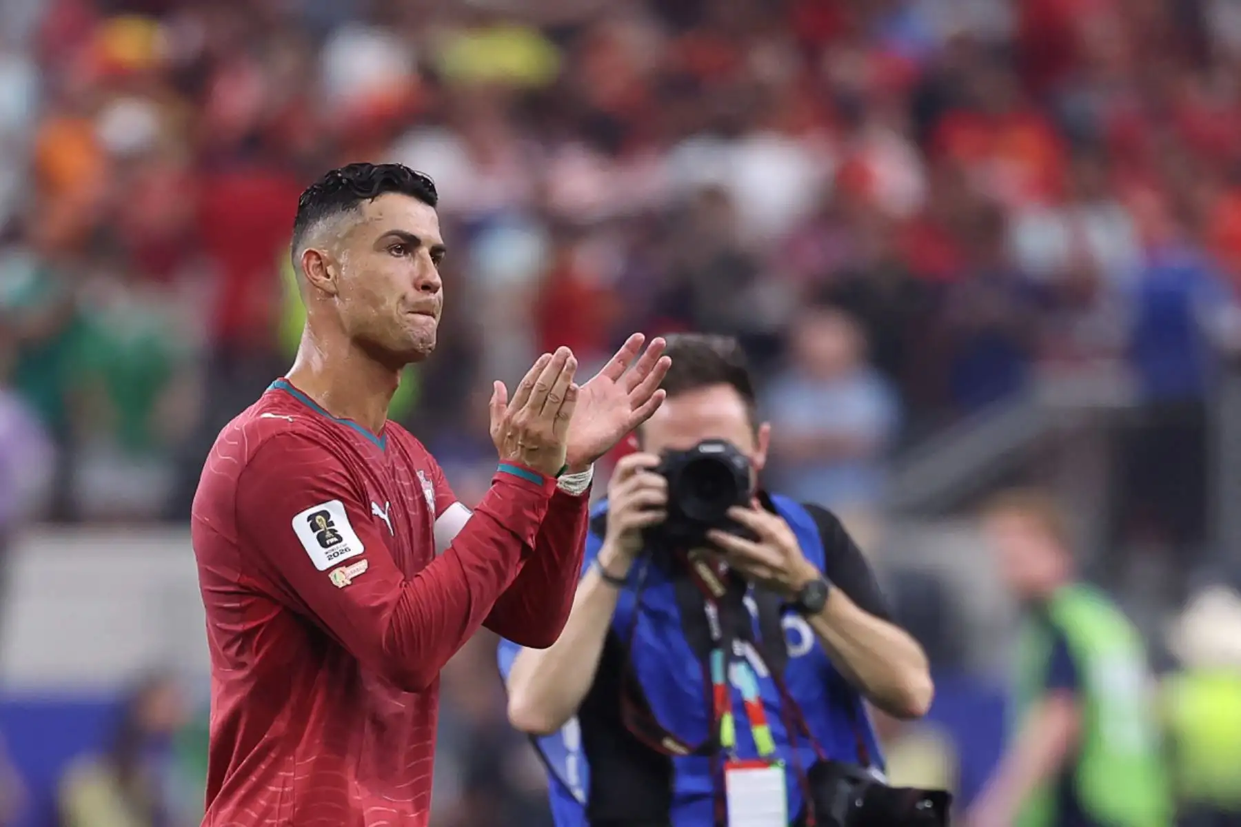 El delantero de Portugal, Cristiano Ronaldo, saluda a los aficionados tras perder el partido de octavos de final de la Copa Mundial de 2026 entre Portugal y España en el estadio de Dallas, en Arlington, el 6 de julio de 2026. Foto: AFP