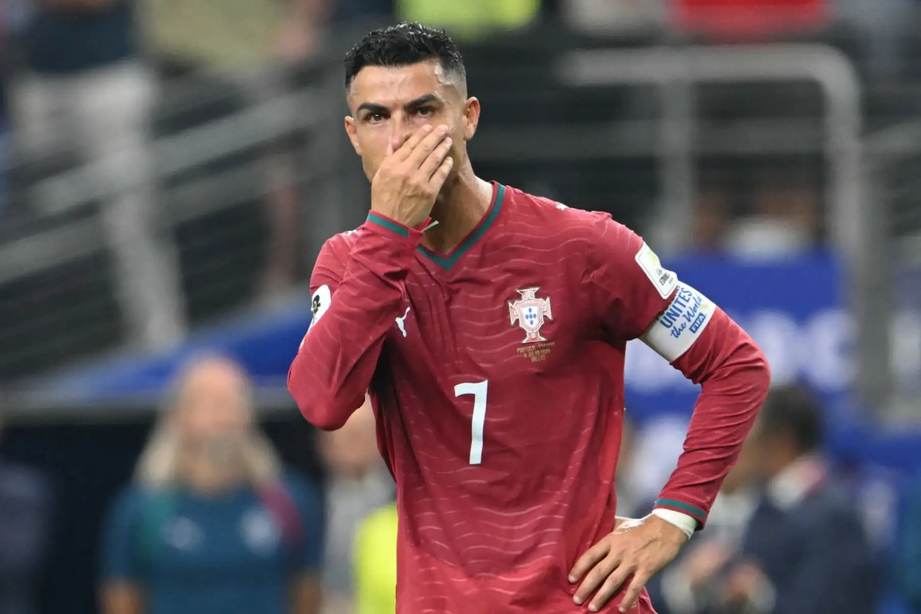 El delantero de Portugal, Cristiano Ronaldo, saluda a los aficionados tras perder el partido de octavos de final de la Copa Mundial de 2026 entre Portugal y España en el estadio de Dallas, en Arlington, el 6 de julio de 2026. Foto: AFP