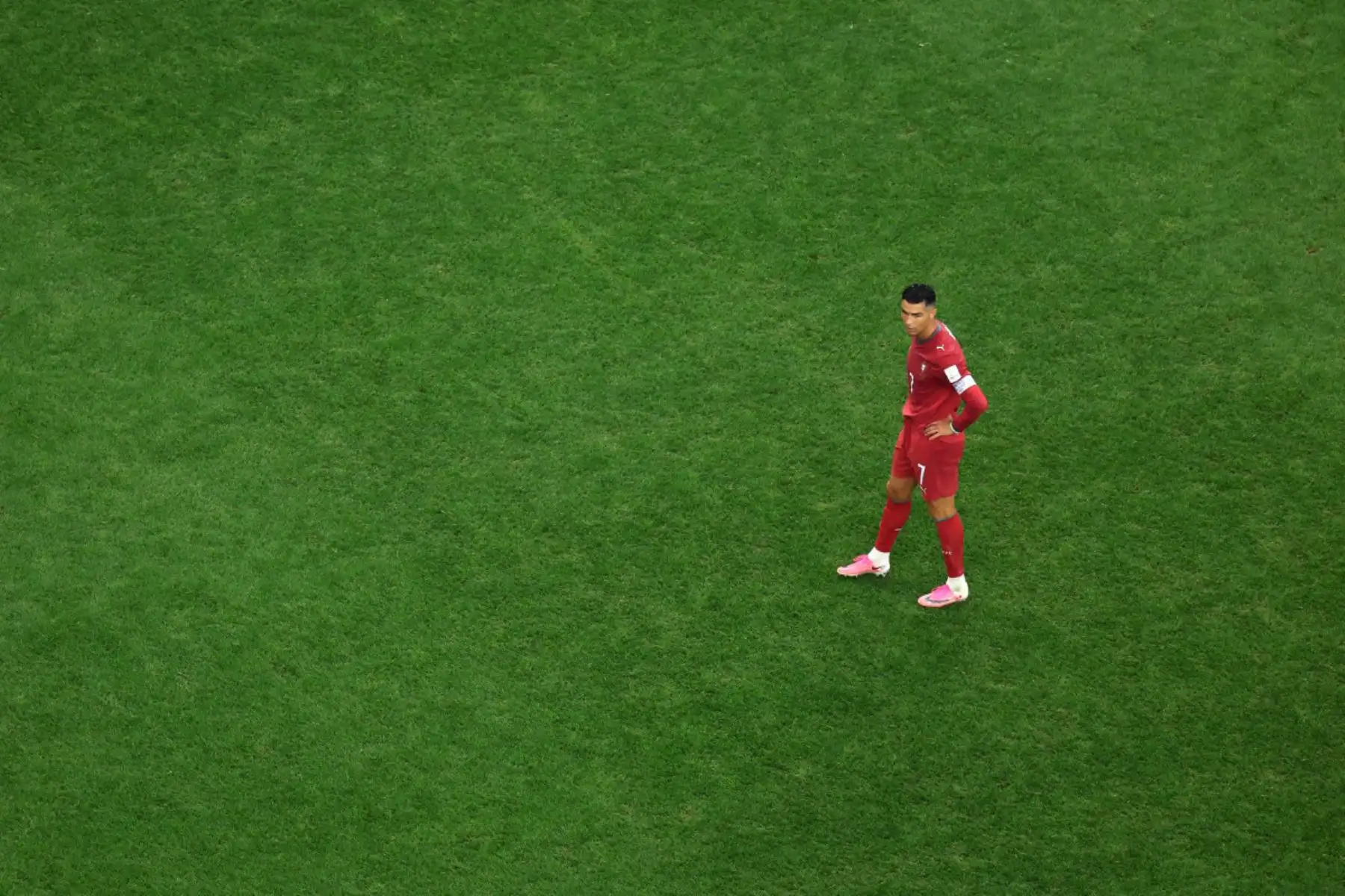 El delantero de Portugal, Cristiano Ronaldo, saluda a los aficionados tras perder el partido de octavos de final de la Copa Mundial de 2026 entre Portugal y España en el estadio de Dallas, en Arlington, el 6 de julio de 2026. Foto: AFP