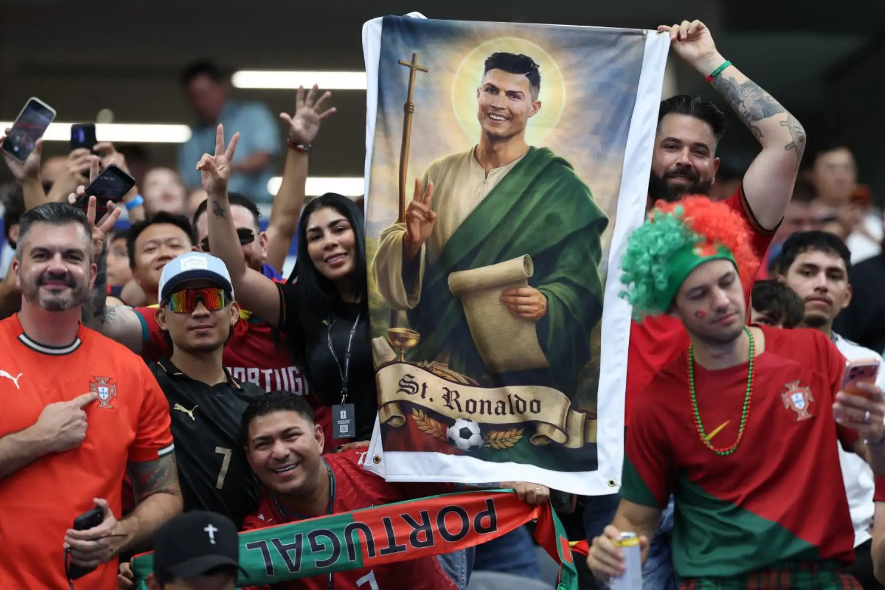 Aficionados portugueses muestran un cartel con la imagen del delantero de Portugal, Cristiano Ronaldo en el estadio de Dallas, en Arlington. Foto: AFP