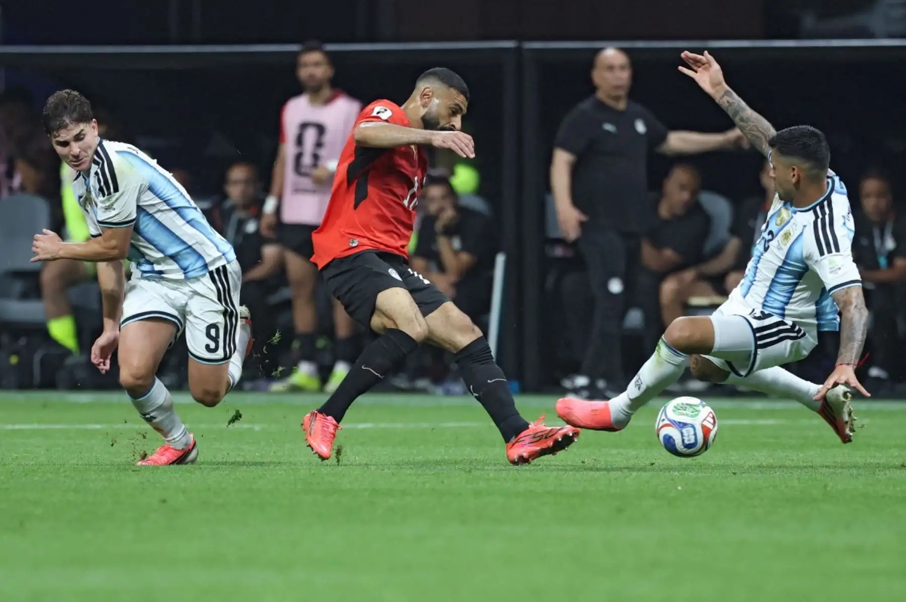 El delantero argentino Julián Álvarez  y el defensa argentino Cristian Romero luchan por el balón con el delantero egipcio Mohamed Salah durante el partido de octavos de final del Mundial de 2026 entre Argentina y Egipto en el Estadio de Atlanta, el 7 de julio de 2026. Foto: AFP