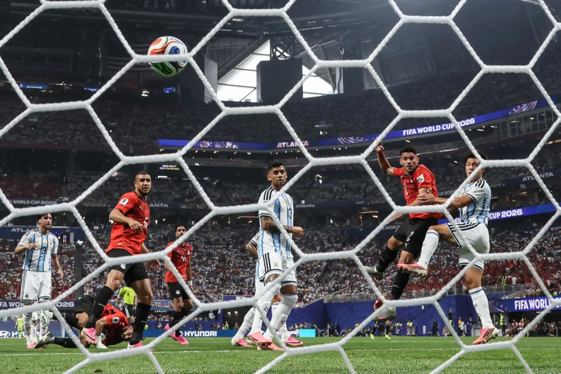 El defensa de Egipto, Yasser Ibrahim, celebra tras marcar el primer gol de su equipo durante el partido de octavos de final de la Copa Mundial de 2026 entre Argentina y Egipto, disputado en el estadio de Atlanta, en Atlanta. Foto: AFP