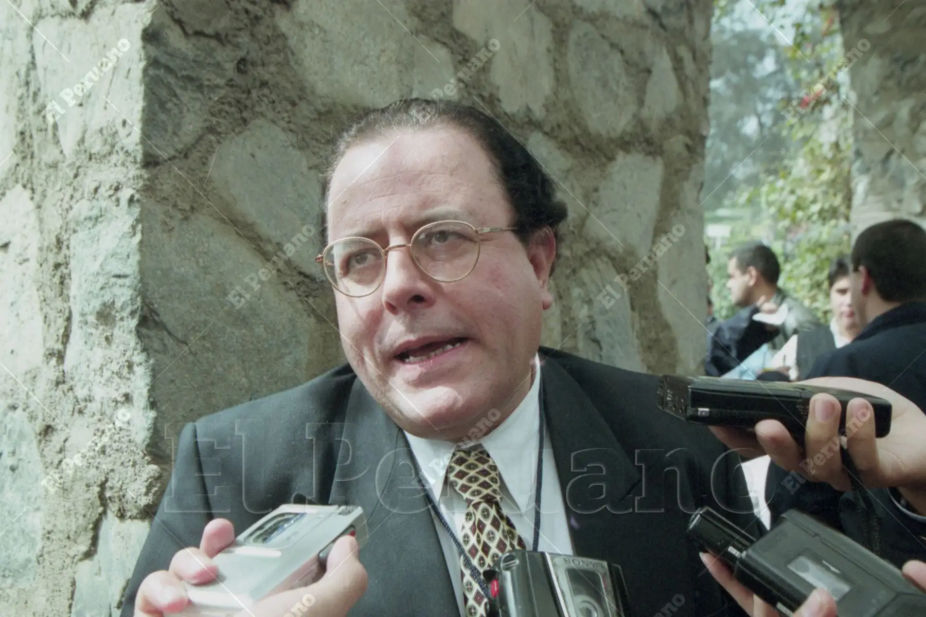 Lima - 3 julio 2001 / Julio Velarde, director del Banco Central de Reserva, declara a la prensa luego de participar en el Seminario Descentralización, Estabilidad y Desarrollo Económico. Foto: Archivo Histórico de El Peruano / Ricardo Choy Kifox