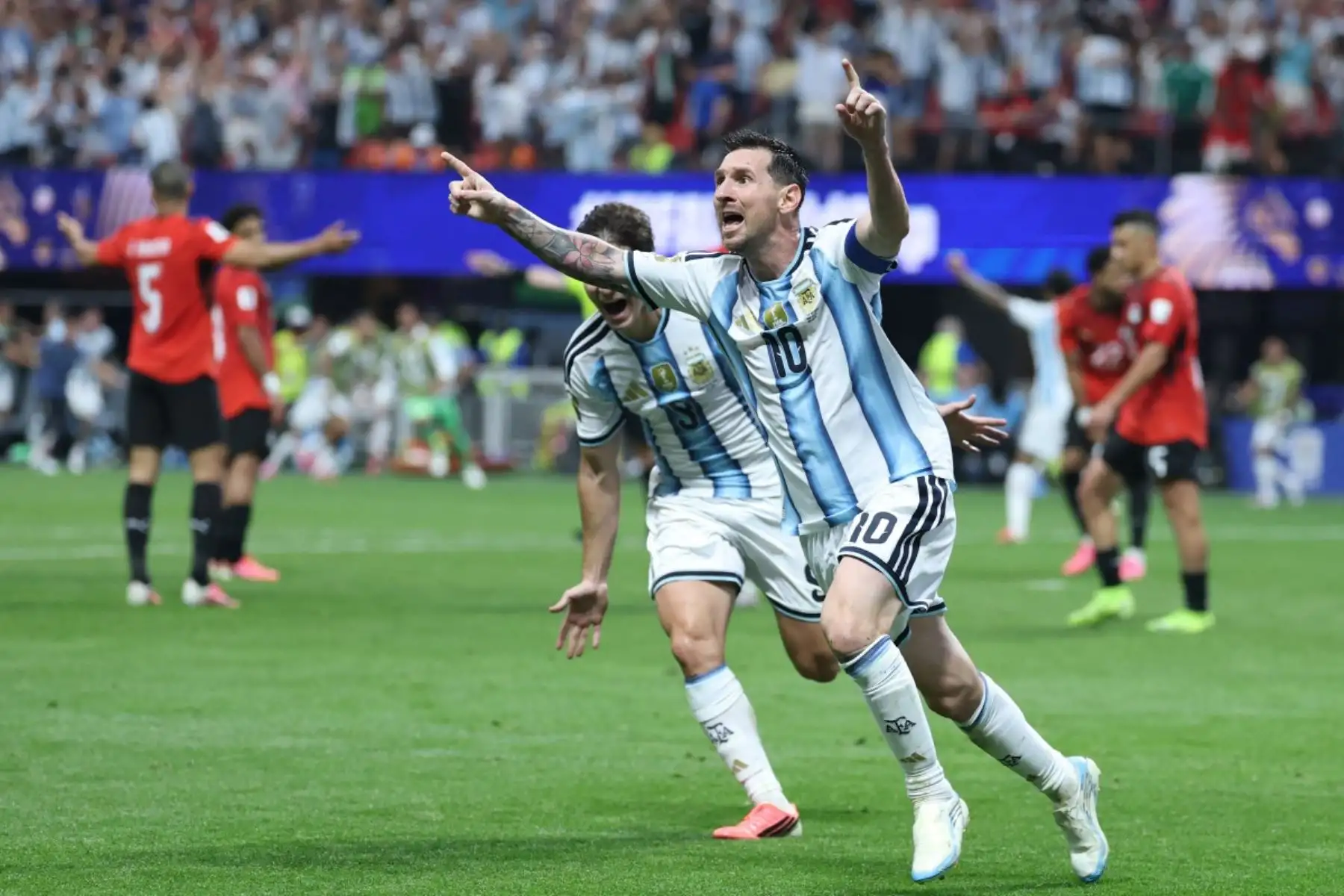 El delantero argentino Lionel Messi celebra tras marcar el segundo gol de su equipo durante el partido de octavos de final de la Copa Mundial de 2026 entre Argentina y Egipto, disputado en el estadio de Atlanta, en Atlanta. Foto: AFP