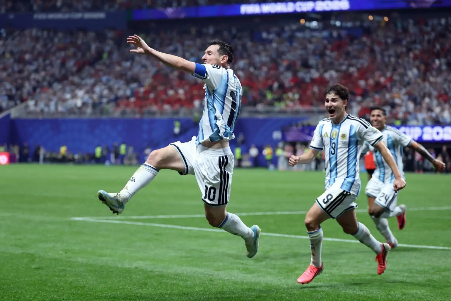 El delantero argentino Lionel Messi celebra tras marcar el segundo gol de su equipo durante el partido de octavos de final de la Copa Mundial de 2026 entre Argentina y Egipto, disputado en el estadio de Atlanta, en Atlanta. Foto: AFP