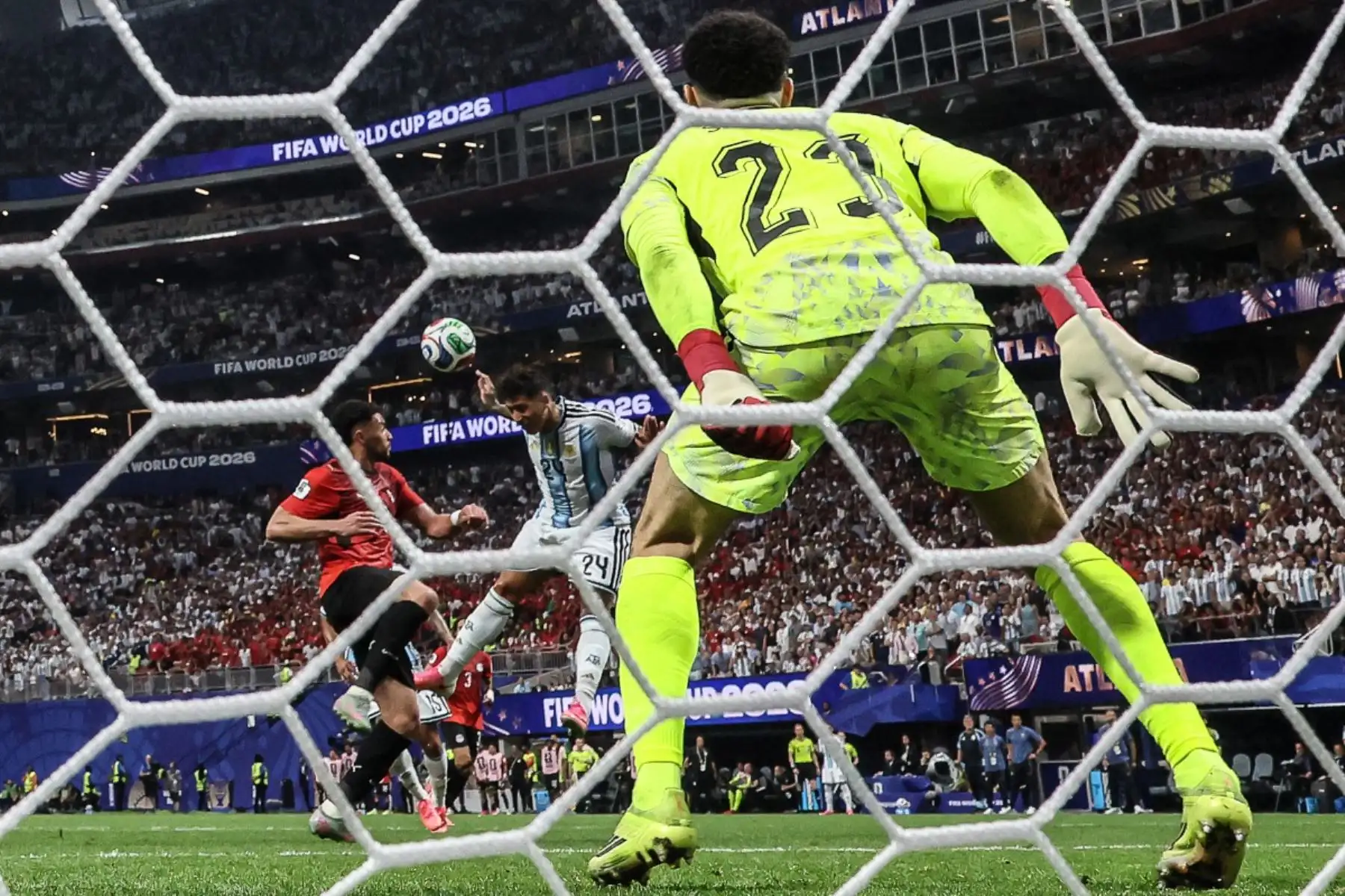 Enzo Fernández anota el tercer gol de su equipo durante el partido de octavos de final del Mundial de 2026 entre Argentina y Egipto en el Atlanta Stadium de Atlanta el 7 de julio de 2026 Foto: AFP