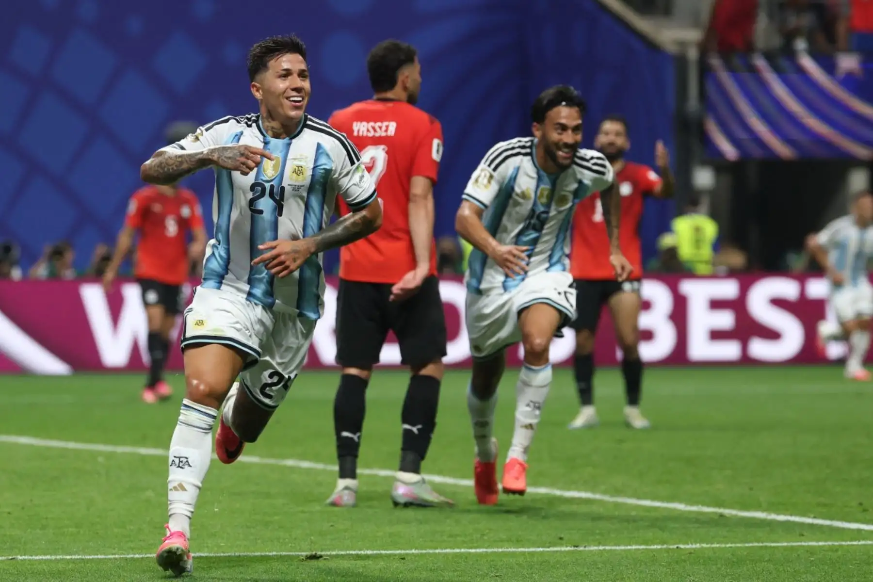 Enzo Fernández anota el tercer gol de su equipo durante el partido de octavos de final del Mundial de 2026 entre Argentina y Egipto en el Atlanta Stadium de Atlanta el 7 de julio de 2026 Foto: AFP