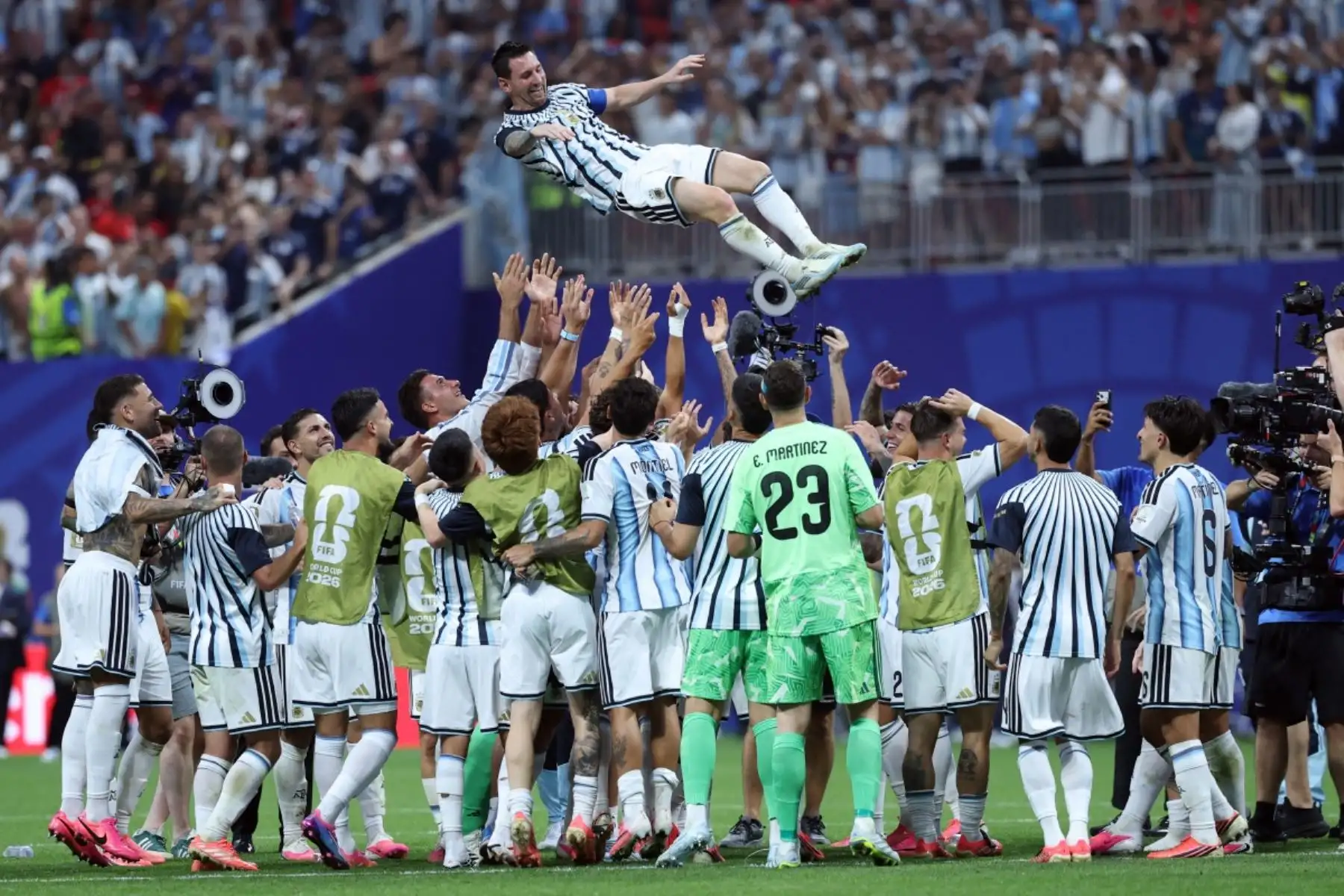 El delantero argentino Lionel Messi es alzado en vilo por sus compañeros mientras celebran la victoria en el partido de octavos de final de la Copa Mundial de 2026 entre Argentina y Egipto, disputado en el estadio de Atlanta. Foto: AFP