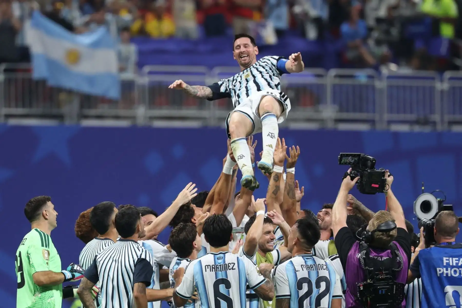 El delantero argentino Lionel Messi es alzado en vilo por sus compañeros mientras celebran la victoria en el partido de octavos de final de la Copa Mundial de 2026 entre Argentina y Egipto, disputado en el estadio de Atlanta. Foto: AFP