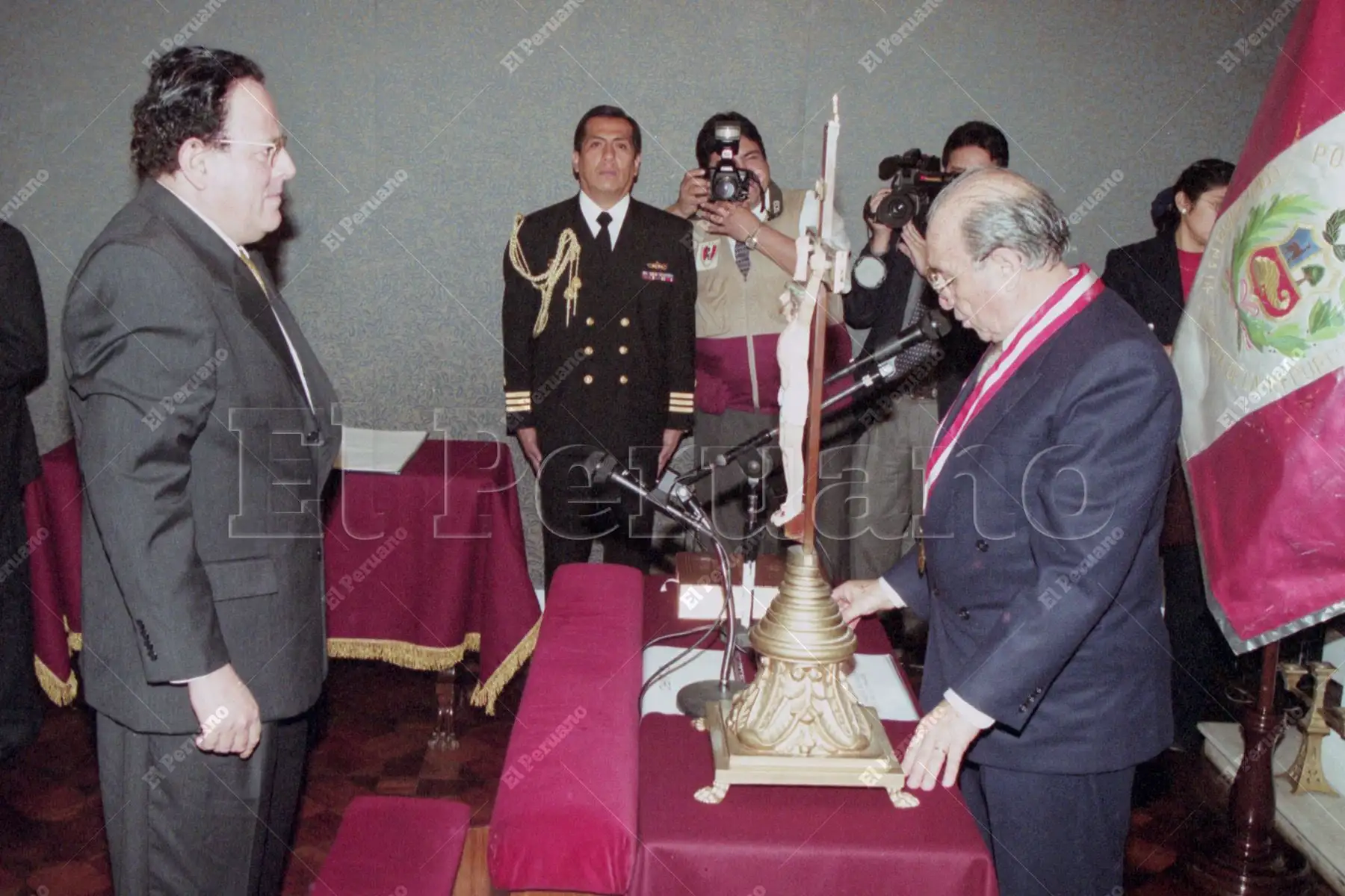 Lima - 5 setiembre 2001 / El economista Julio Velarde Flores jura como nuevo director del Banco Central de Reserva del Perú. Foto: Archivo Histórico de El Peruano / Vidal Tarqui