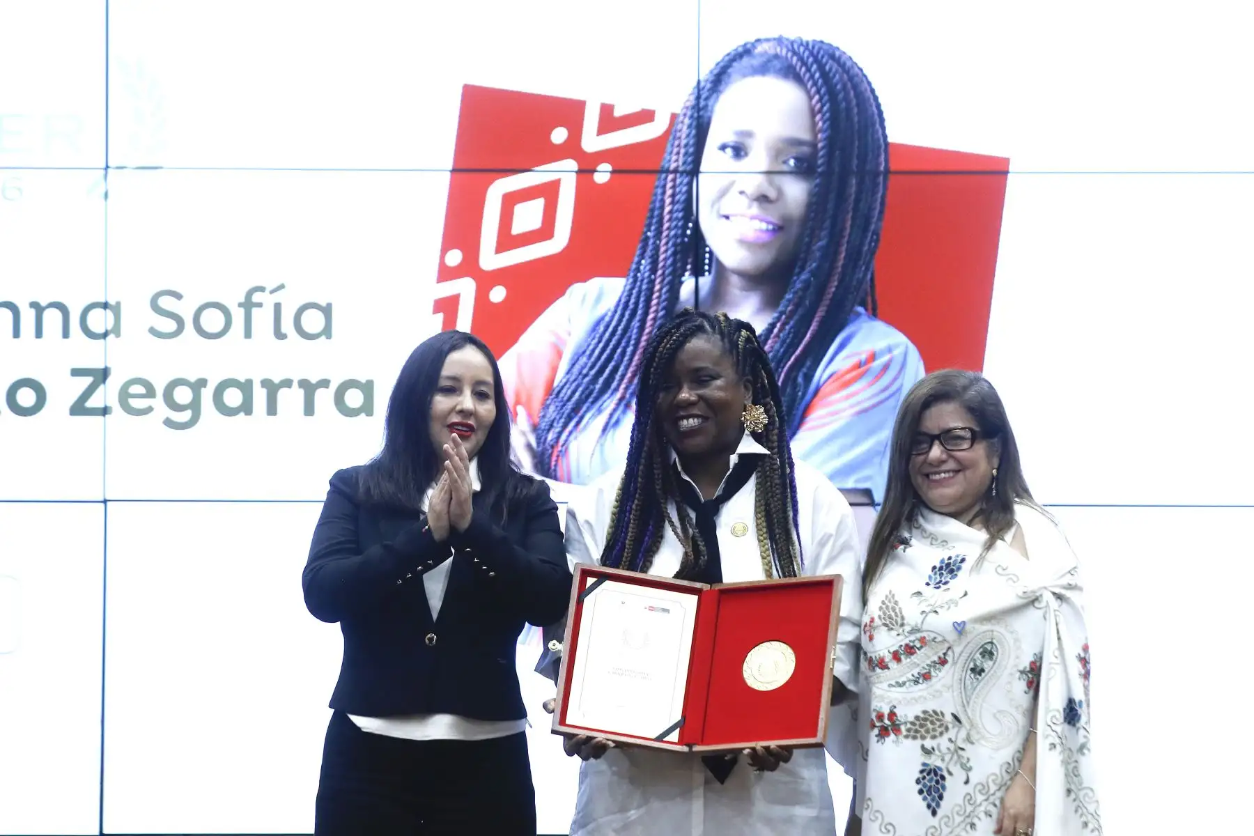 El Ministerio de la Mujer y Poblaciones Vulnerables realiza el acto de reconocimiento a las diversas defensoras y difusoras de las tradiciones afroperuanas: Carmen Ramírez Rivas, María Ochoa Luján, Rosa Dorival Córdova de Beteta, Sofía Carrillo Zegarra, Natalia Barrera Francis, Rosario Goyoneche Narcizo, Rosa Colchado Medina, María Gallardo Aparcana y Ruth Silva Napurí. El acto será liderado por la titular del MIMP, Edith Pariona Valer.
Foto: ANDINA/ Eddy Ramos