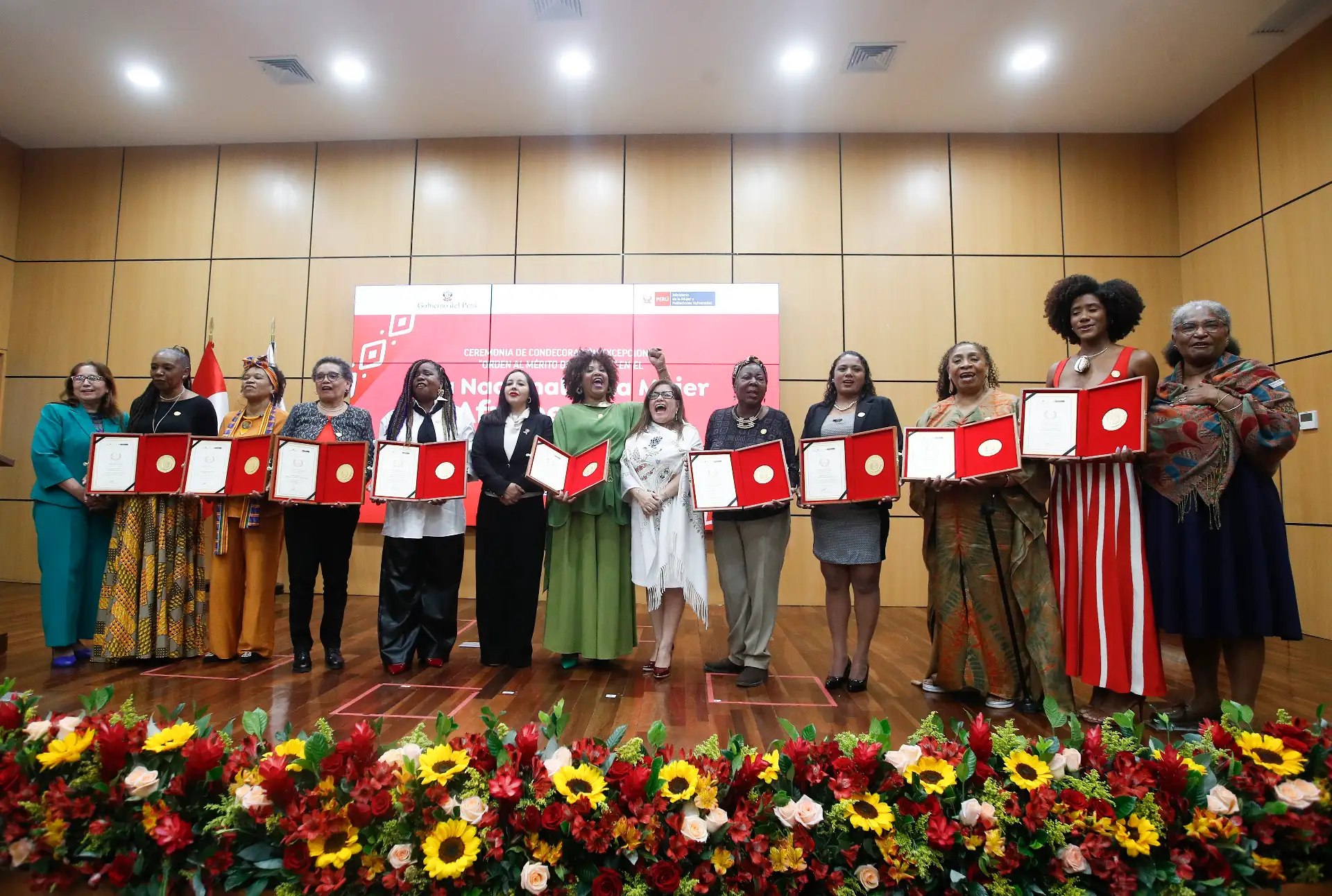 El Ministerio de la Mujer y Poblaciones Vulnerables realiza el acto de reconocimiento a las diversas defensoras y difusoras de las tradiciones afroperuanas: Carmen Ramírez Rivas, María Ochoa Luján, Rosa Dorival Córdova de Beteta, Sofía Carrillo Zegarra, Natalia Barrera Francis, Rosario Goyoneche Narcizo, Rosa Colchado Medina, María Gallardo Aparcana y Ruth Silva Napurí. El acto será liderado por la titular del MIMP, Edith Pariona Valer.
Foto: ANDINA/ Eddy Ramos