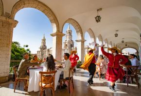 El turismo MICE es todo viaje motivado por la realización de actividades, por la asistencia a reuniones de negocio, congresos, convenciones, viajes de incentivo y cualquier otro evento organizado por motivos profesionales.