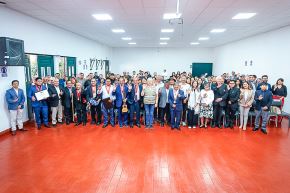 La ministra de Cultura junto a los maestros ayacuchano de arte peruano distinguidos hoy como Personalidades Meritorias de la Cultura.