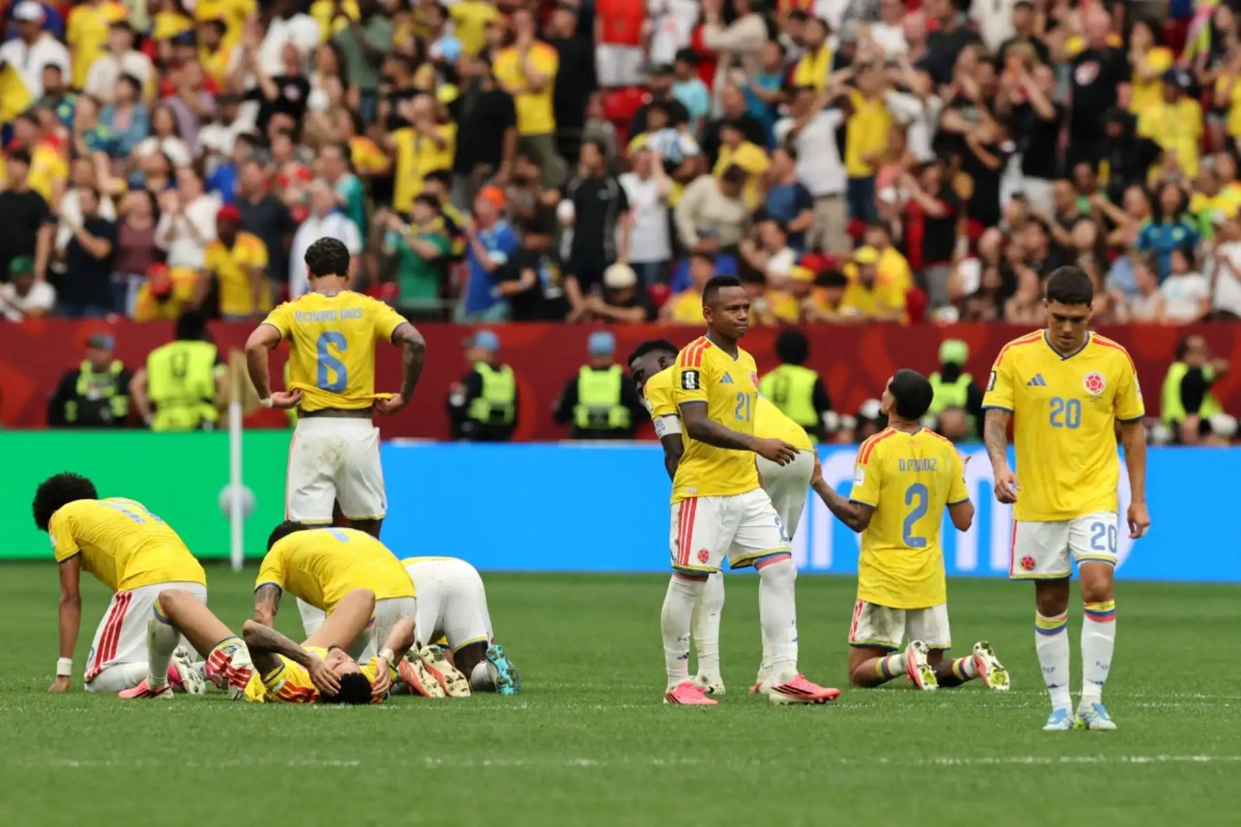 Jugadores de Colombia muestran su decepción tras la derrota en la tanda de penaltis del partido de octavos de final de la Copa Mundial de la FIFA 2026 entre Suiza y Colombia, disputado en el BC Place Vancouver el 7 de julio de 2026 en Vancouver, Columbia Británica, Canadá. Foto: AFP