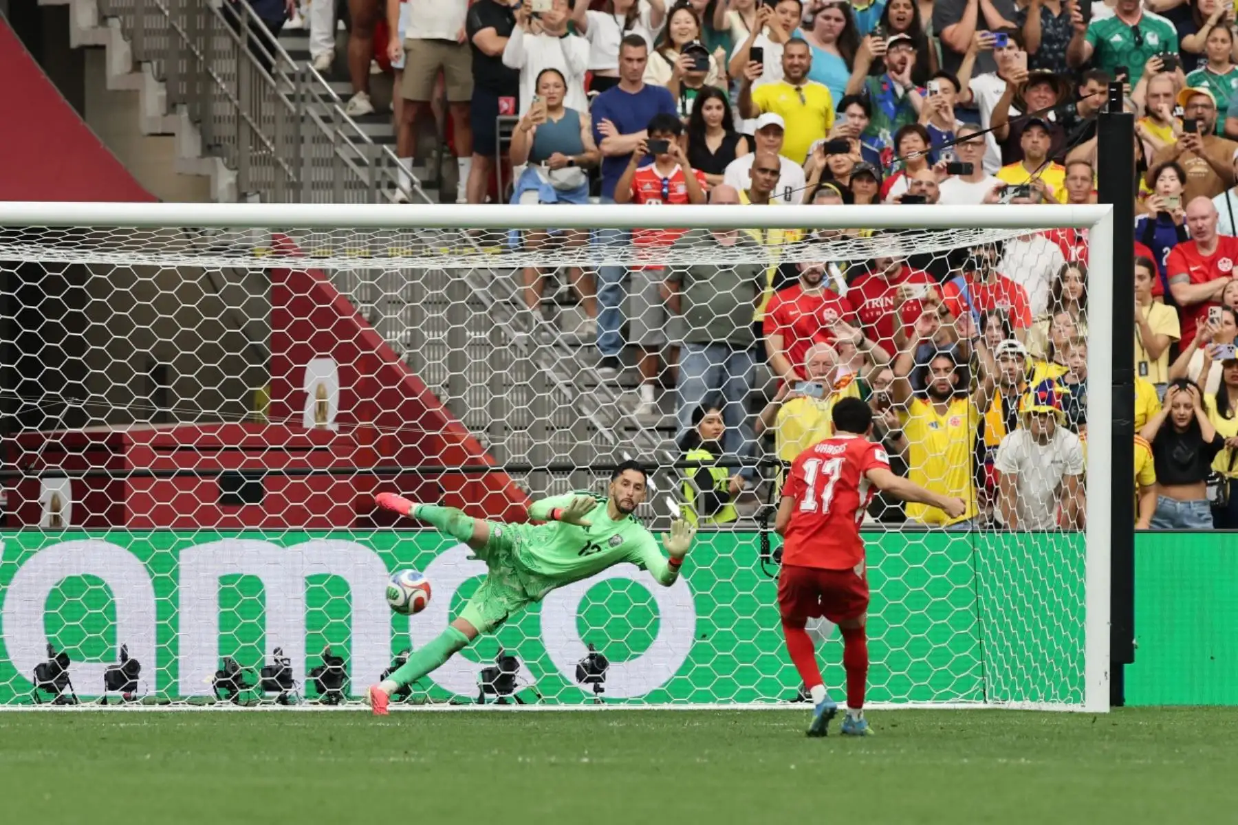 Ruben Vargas #17 de Suiza anota el quinto penalti, el de la victoria, en la tanda de penaltis durante el partido de octavos de final de la Copa Mundial de la FIFA 2026 entre Suiza y Colombia en el BC Place Vancouver el 7 de julio de 2026 en Vancouver, Columbia Británica, Canadá. Foto: AFP