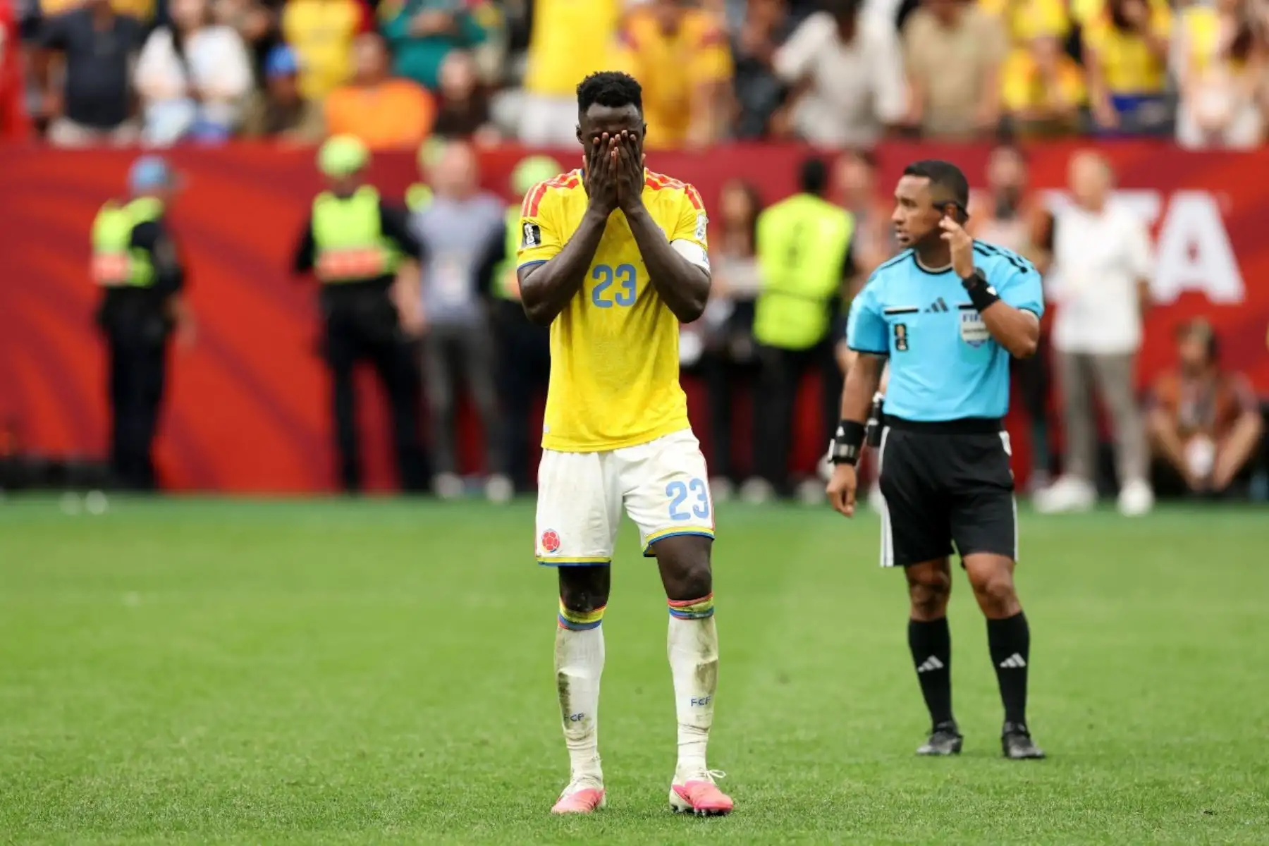 Davinson Sánchez #23 de Colombia reacciona tras fallar el segundo penalti de su equipo en la tanda de penaltis durante el partido de octavos de final de la Copa Mundial de la FIFA 2026 entre Suiza y Colombia en el BC Place Vancouver, en Vancouver, Columbia Británica, Canadá. Foto: AFP