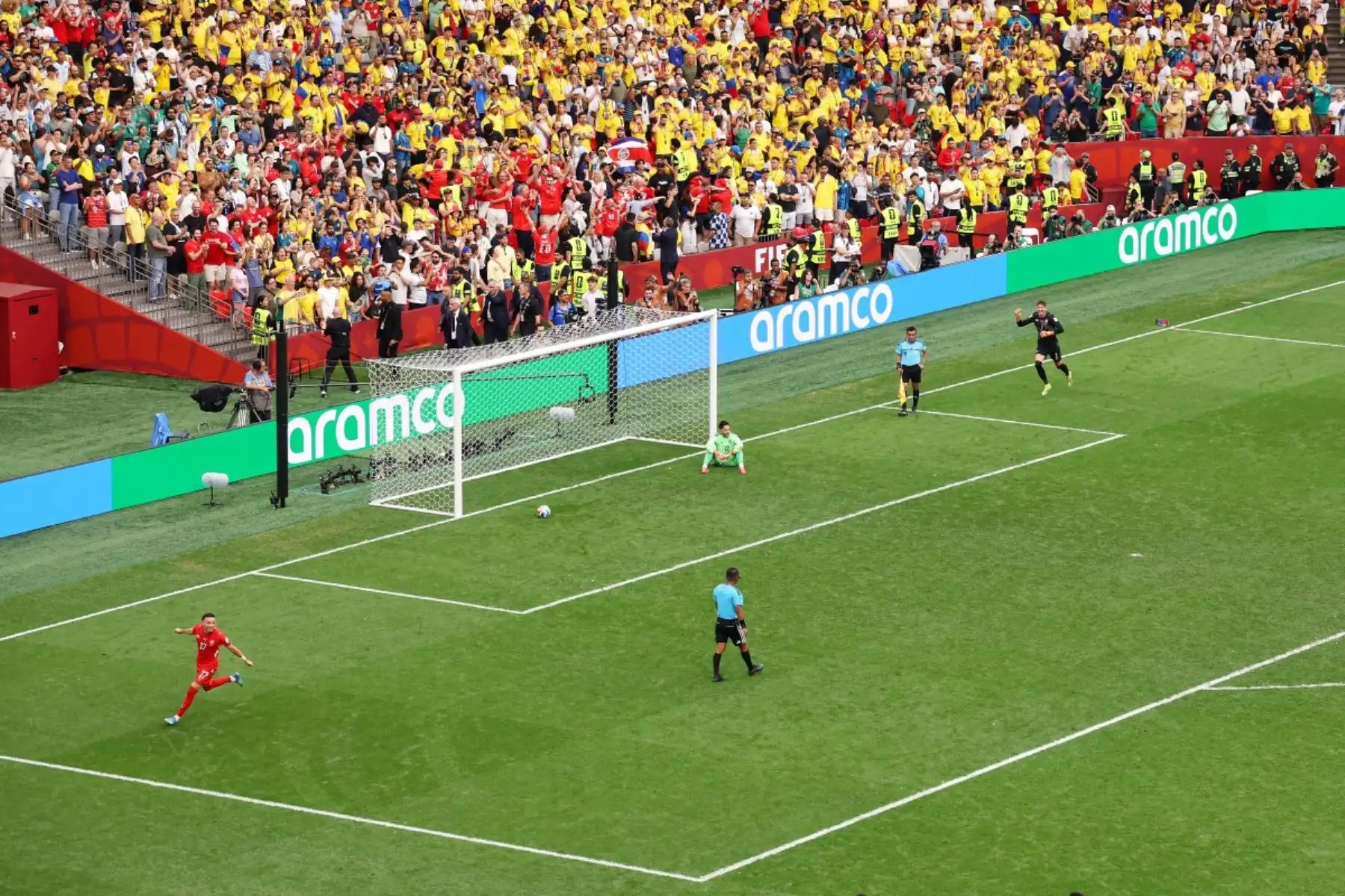Rubén Vargas #17 de Suiza celebra tras marcar el quinto penalti decisivo en la tanda de penaltis durante el partido de octavos de final de la Copa Mundial de la FIFA 2026 entre Suiza y Colombia en el BC Place Vancouver, en Vancouver, Columbia Británica, Canadá.  Foto: AFP