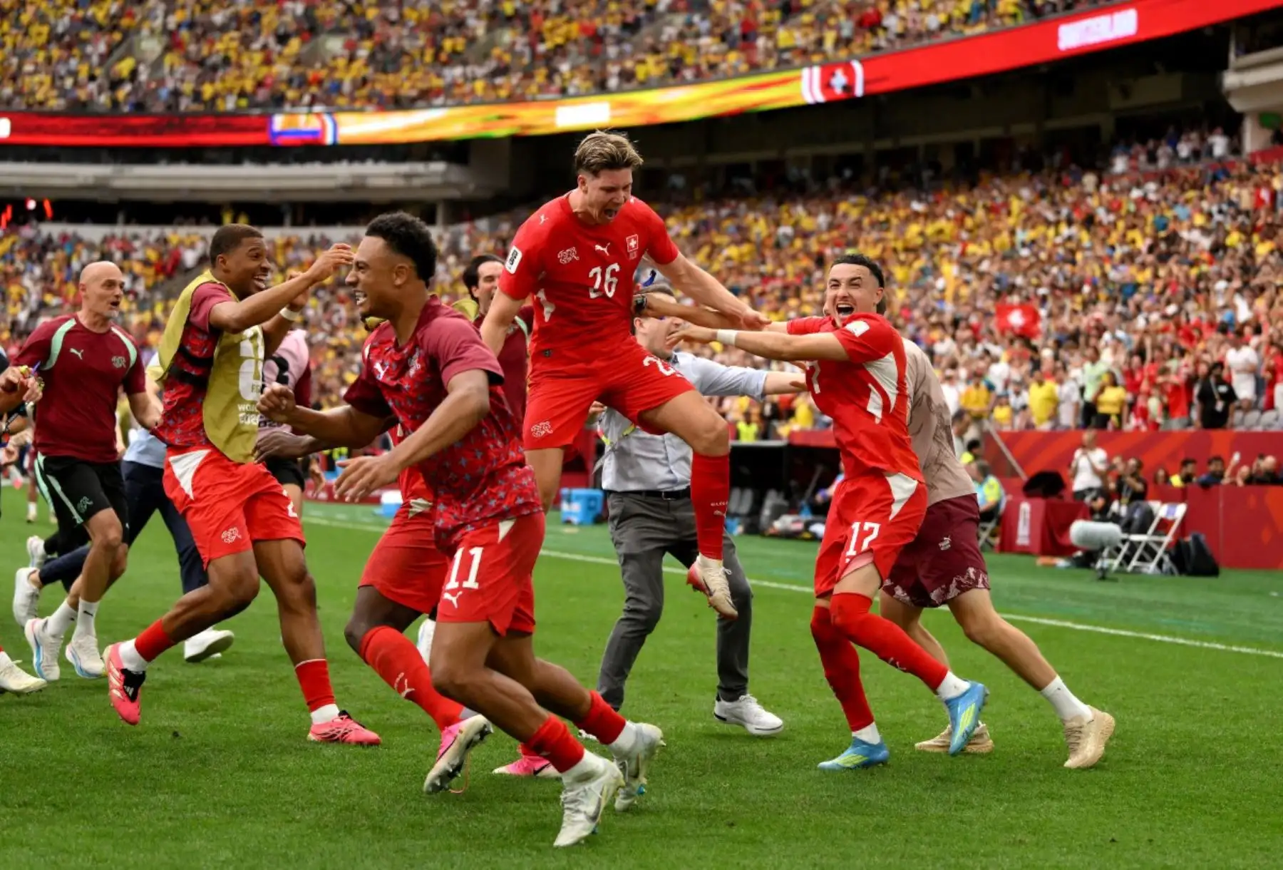 Ruben Vargas #17 de Suiza celebra con sus compañeros tras anotar el quinto penalti en la tanda de penaltis que les dio la victoria durante el partido de octavos de final de la Copa Mundial de la FIFA 2026 entre Suiza y Colombia en el BC Place Vancouver, en Vancouver, Columbia Británica, Canadá. Foto: AFP