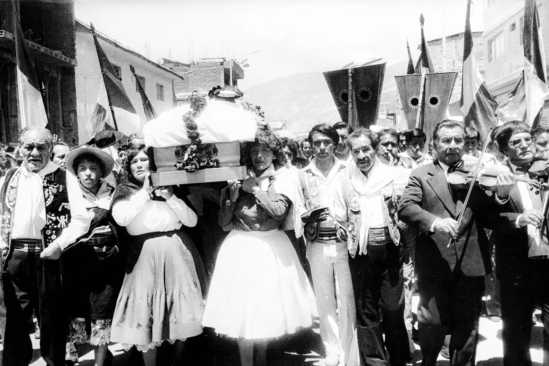 El sepelio de "La Chaparrita". Diversos artistas rinden homenaje transportando el féretro de la intérprete Angélica Quintana. La escena, capturada por Guillermo Joo Muñoz, forma parte del legado histórico y la memoria visual del folklore huanca. Foto: Guillermo Joo Muñoz / Archivo.