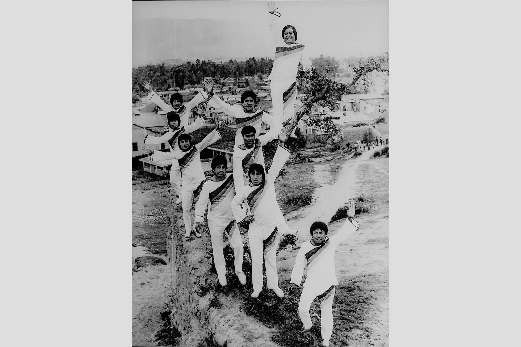 El grupo musical Los Shapis en sus años dorados. Pioneros de la música chicha y el sonido tropical andino, retratados por el lente de Guillermo Joo, un fotógrafo que dejó una huella imborrable en la memoria visual y cultural de Junín. Foto: Guillermo Joo Muñoz / Archivo.