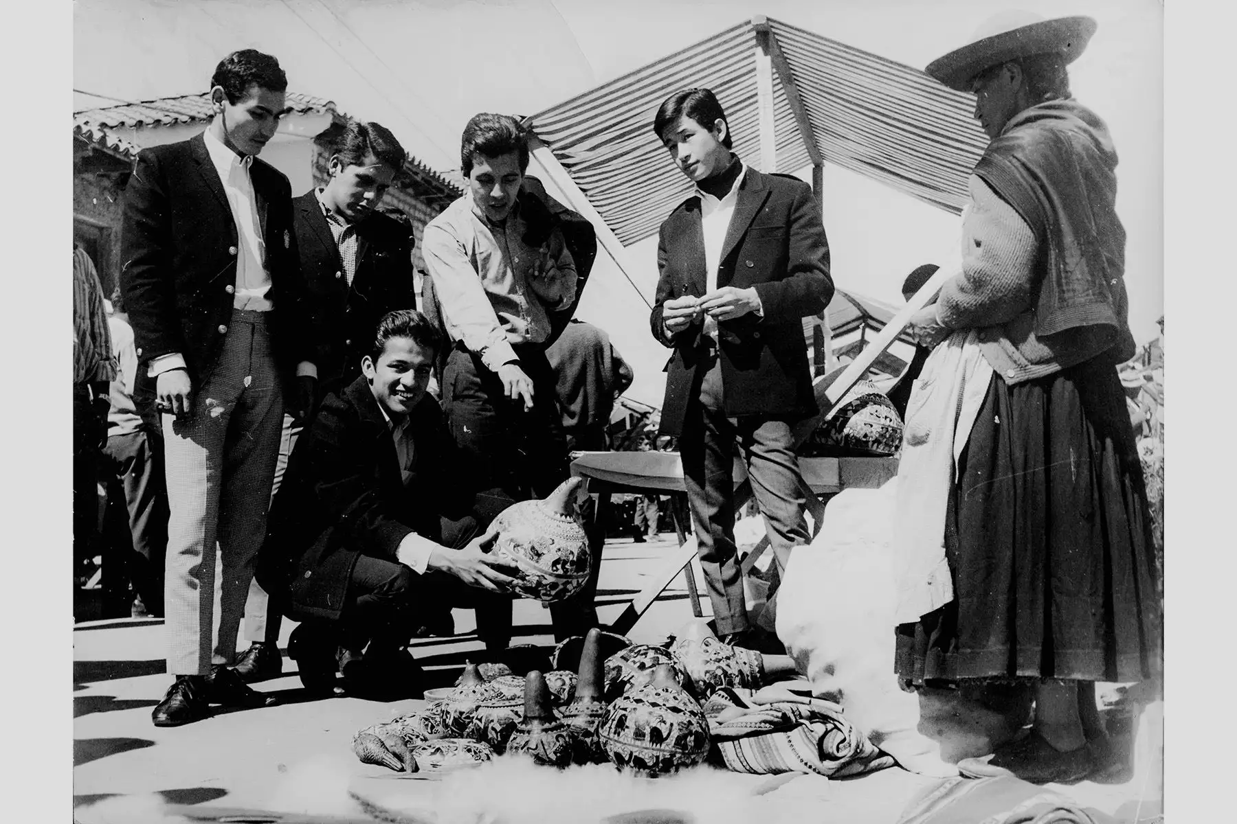 Los Doltons durante una visita a Huancayo. Los máximos exponentes de la nueva ola peruana retratados en un mercado local por el lente de Guillermo Joo Muñoz, un registro gráfico de gran valor que testimonia el arraigo de la agrupación y la vida cotidiana de la ciudad. Foto: Guillermo Joo Muñoz / Archivo.