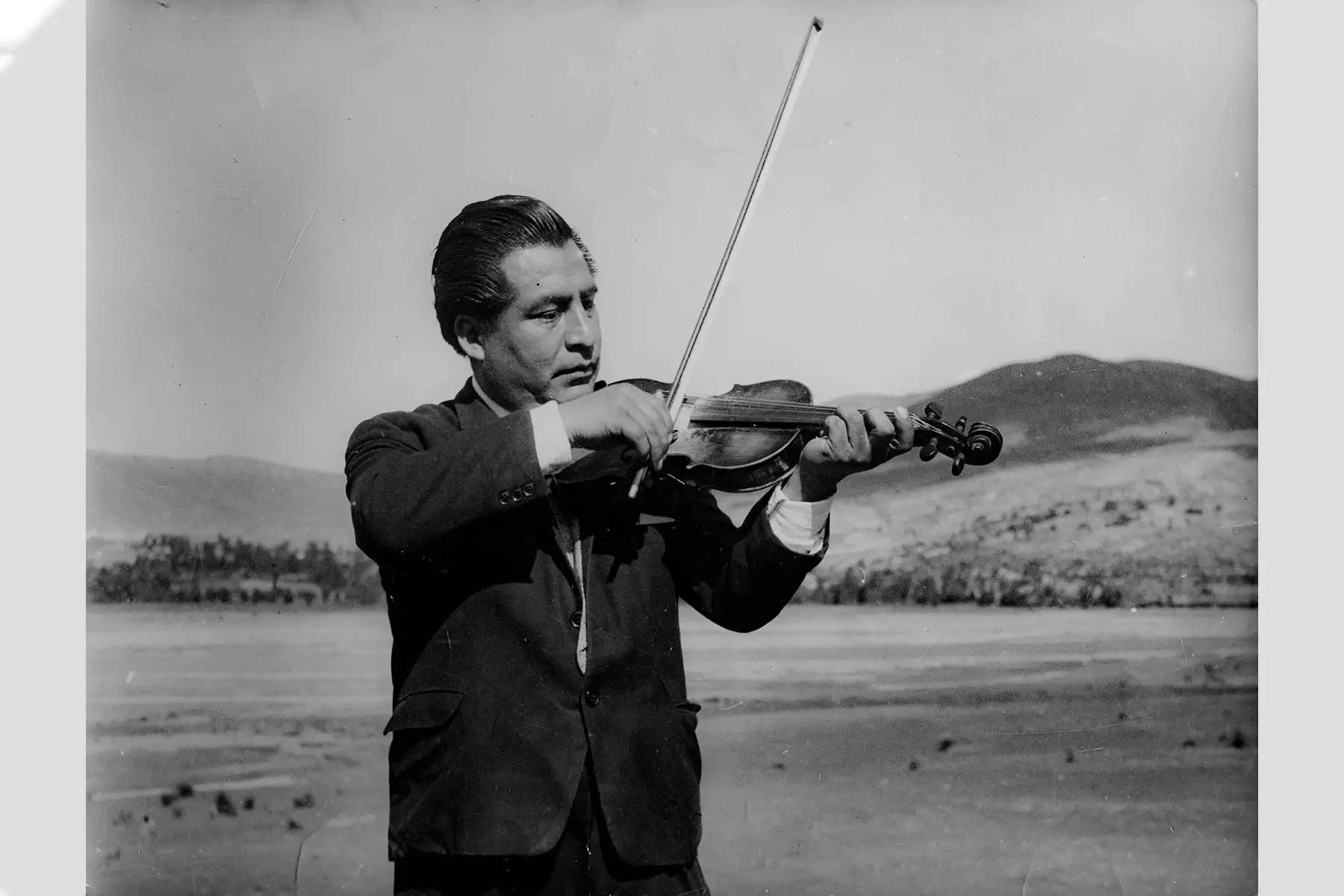 Zenobio Dagha Sapaico, el patriarca del huaylarsh moderno. Retrato del destacado violinista y compositor huancaíno, fundador de la mítica Orquesta Típica Juventud Huancaína. Su invaluable legado musical fue perennizado en esta imagen por el lente de Guillermo Joo. Foto: Guillermo Joo Muñoz / Archivo.