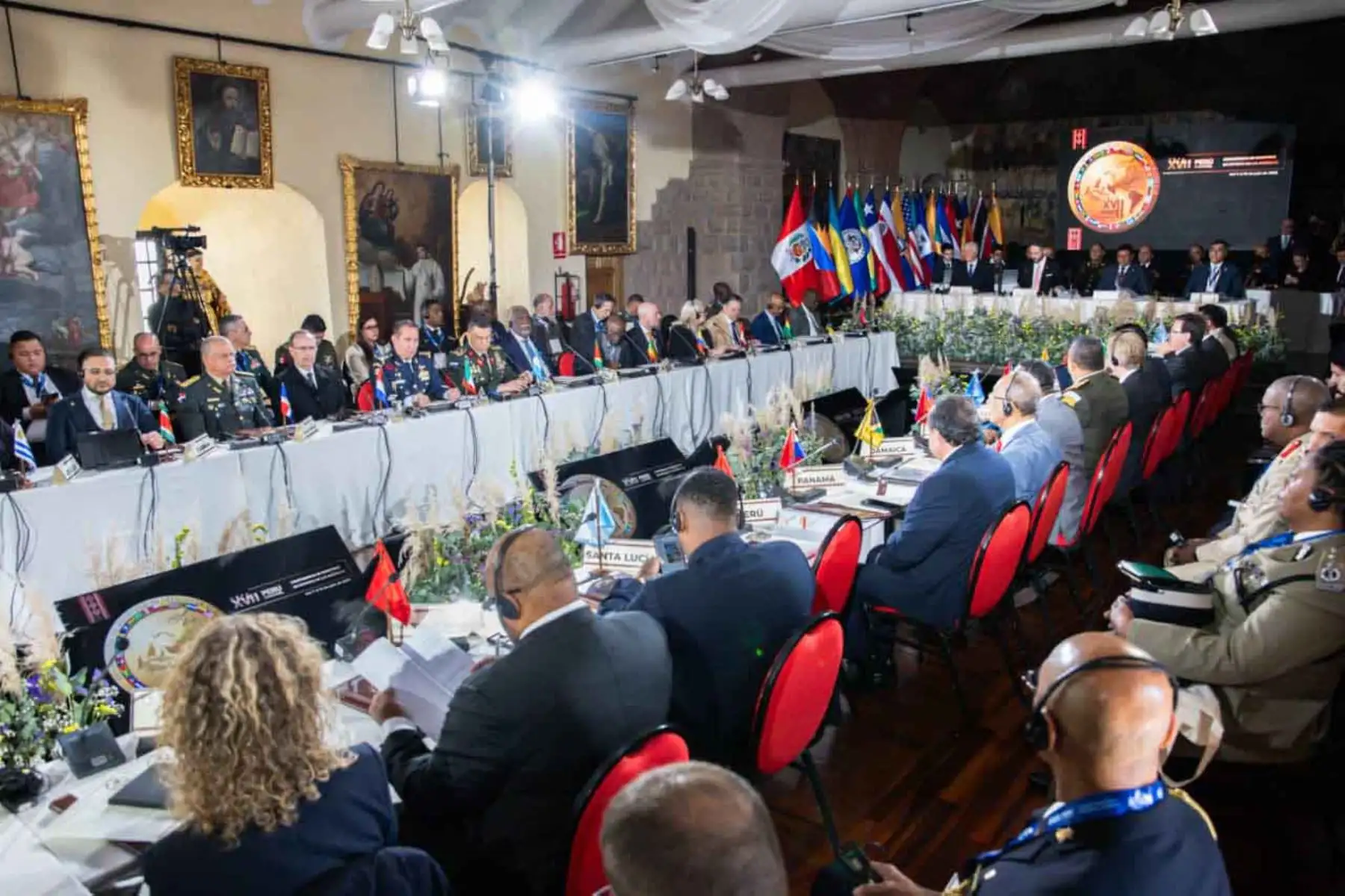 Perú inauguró en el Convento de La Merced, en Cusco, la XVII Conferencia de Ministros de Defensa de las Américas, encuentro que reúne a más de 30 delegaciones para fortalecer la cooperación hemisférica y abordar desafíos como crimen organizado, ciberseguridad y gestión del riesgo de desastres. Foto: ANDINA/Difusión.