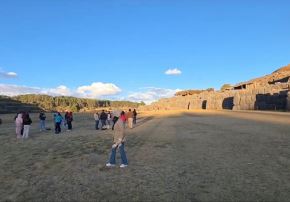 La explanada de Sacsayhuamán no sería suficiente para albergar a todos los fieles que se congregarán en Cusco por la visita del papa León XIV, por ello se evaluarán más escenarios. ANDINA/Difusión