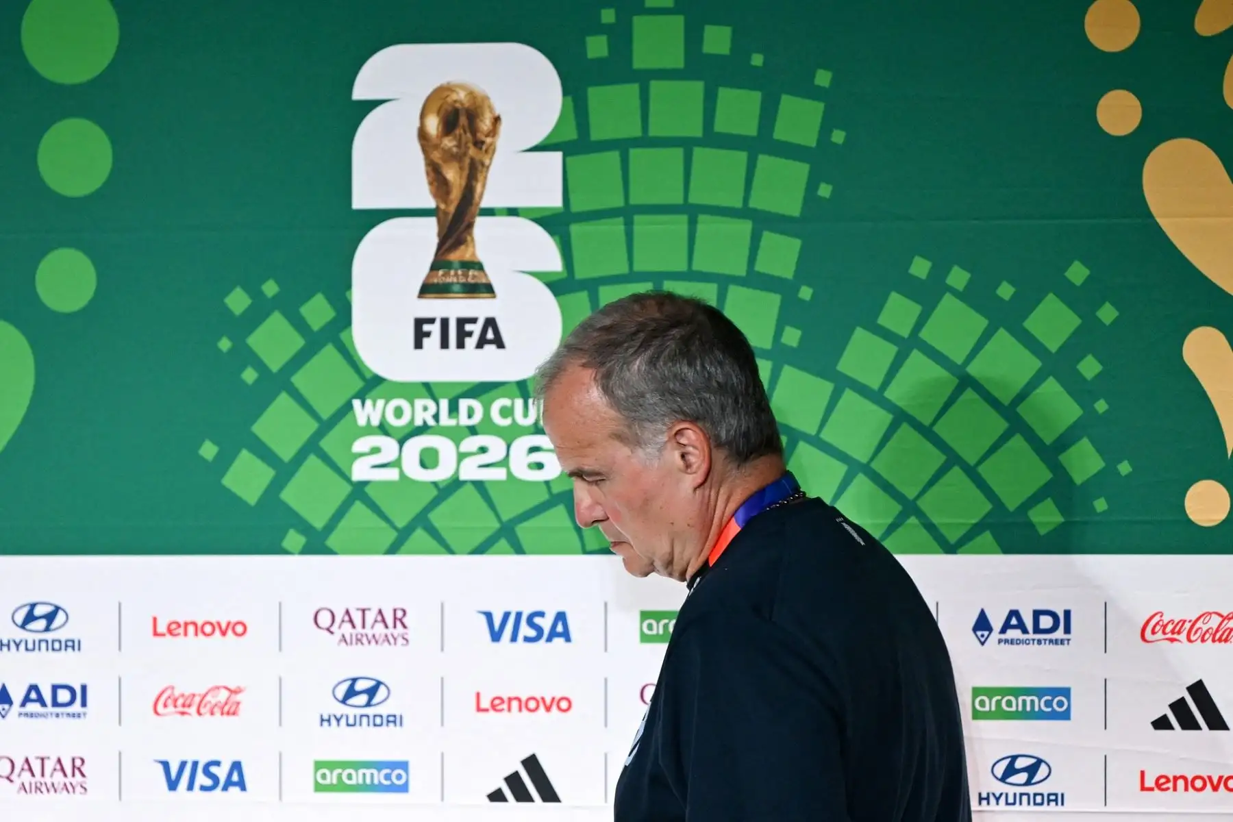 Marcelo Bielsa deja la zona de conferencia tras la eliminación de su selección, reflejando que la derrota también alcanza a los bancos técnicos en la Copa Mundial. Foto: AFP.